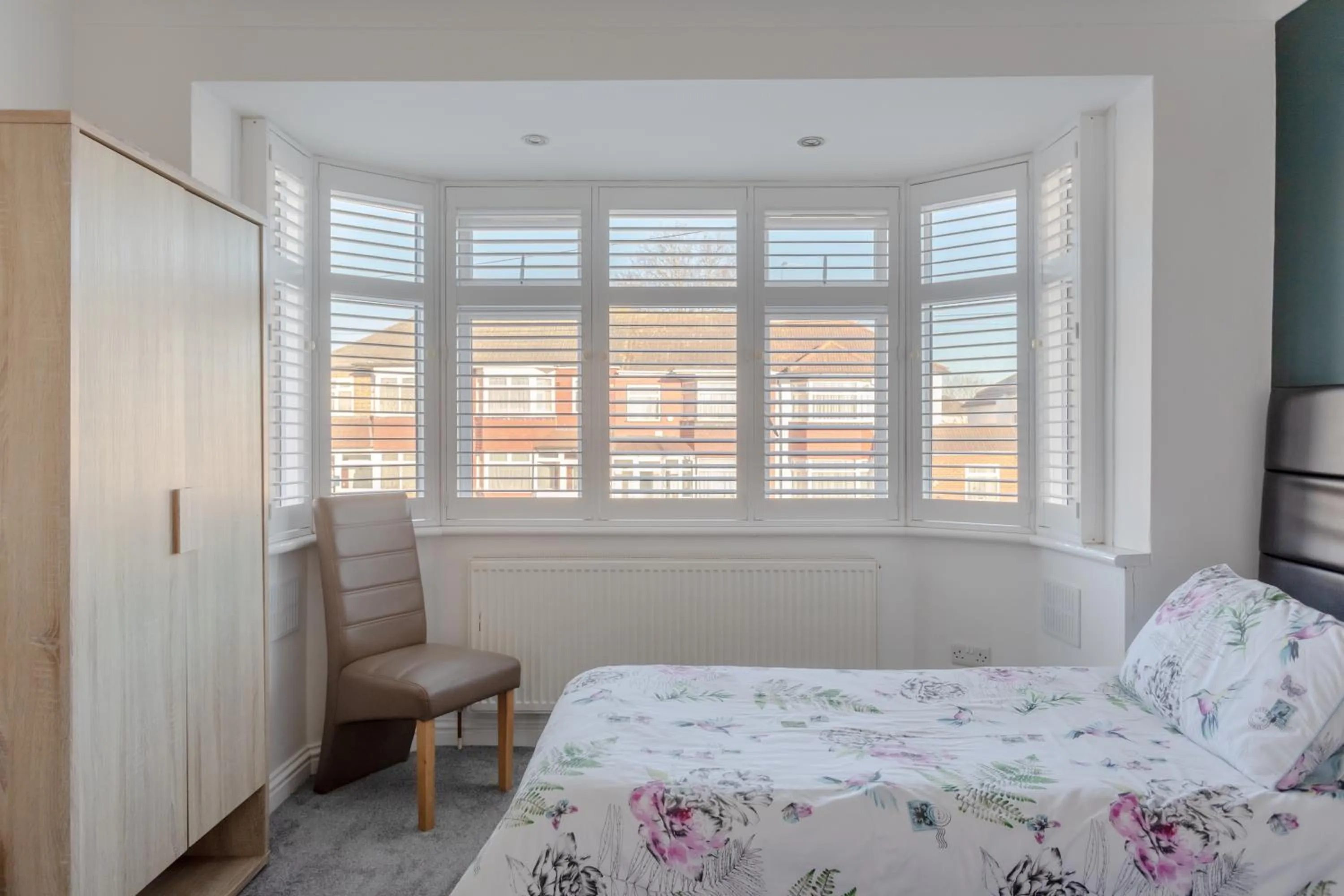 View (from property/room), Bed in Apple House Wembley