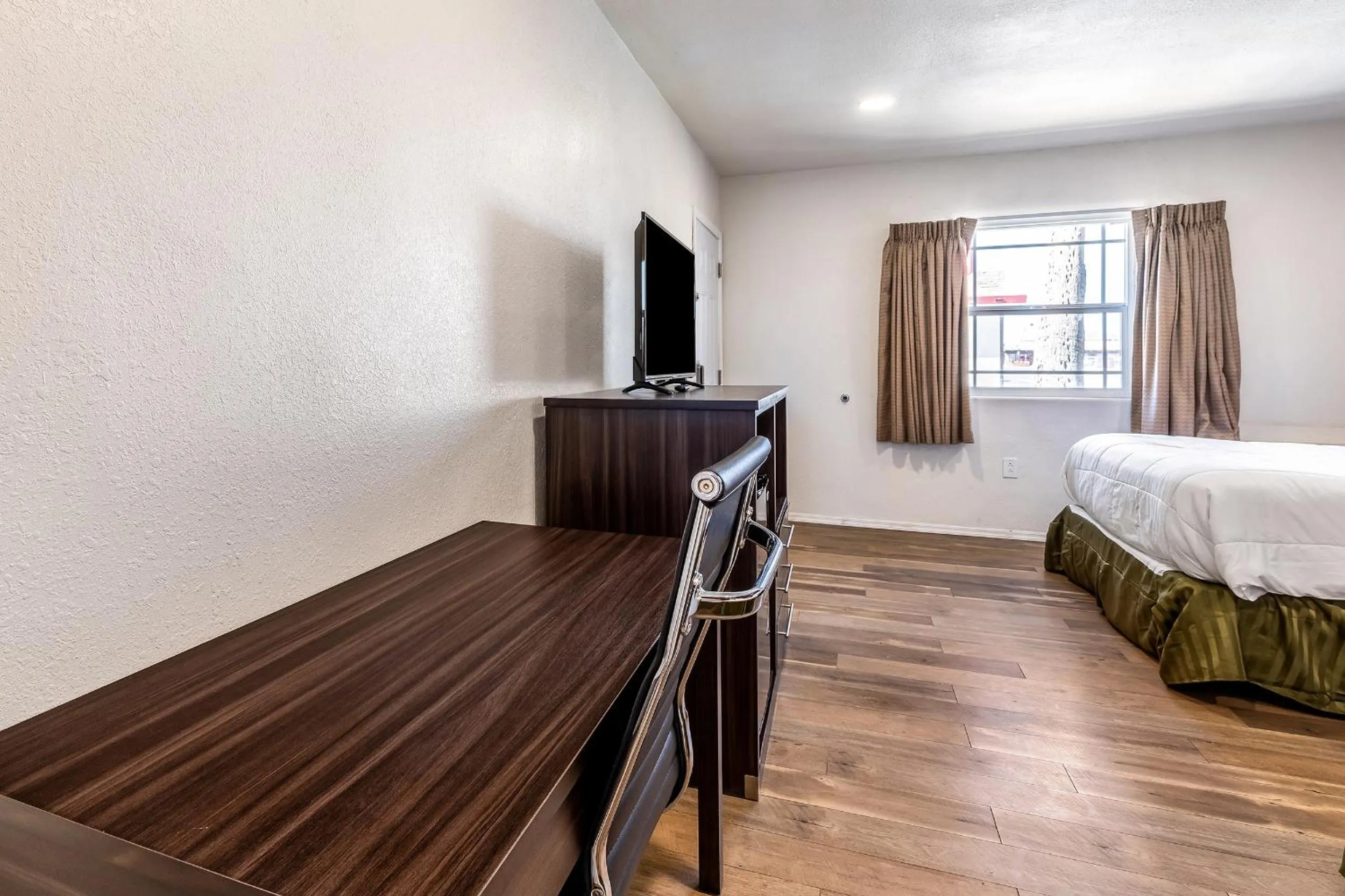 Photo of the whole room, Bed in Econo Lodge Needles