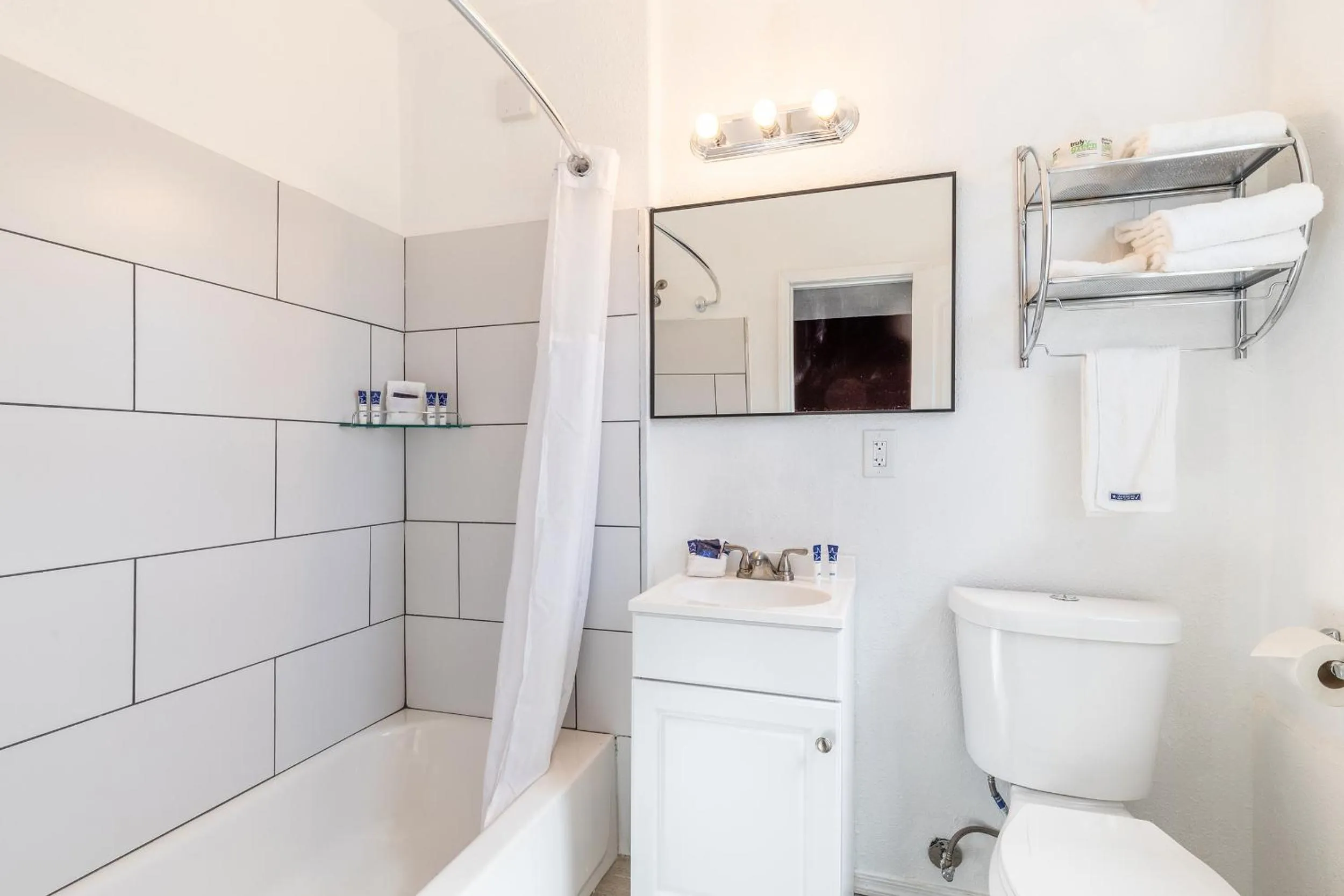 Bathroom in Econo Lodge Needles