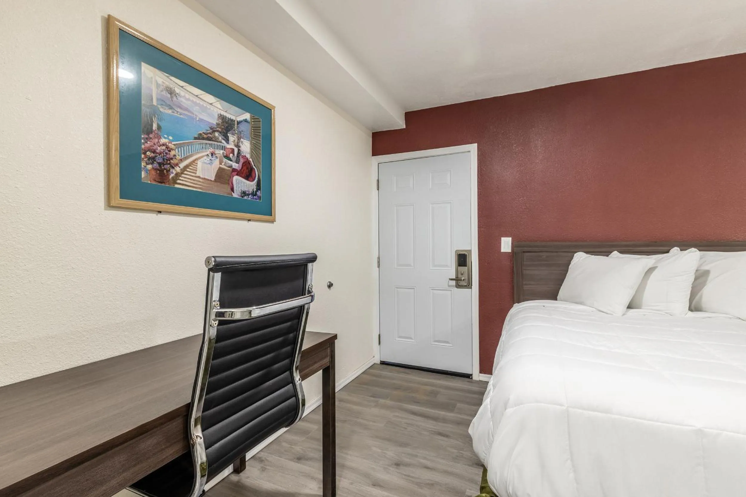 Bedroom, Bed in Econo Lodge Needles