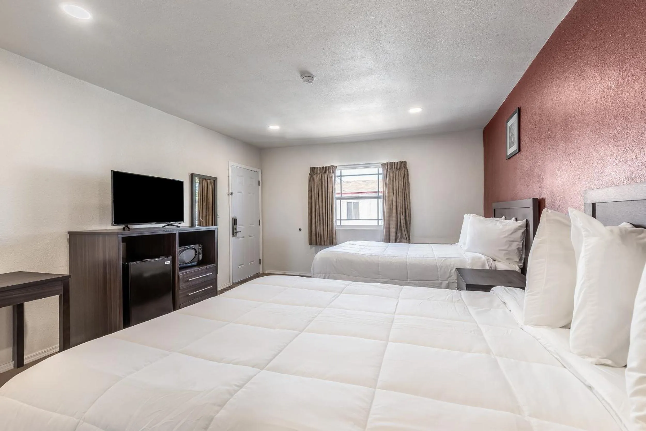 Bed in Econo Lodge Needles