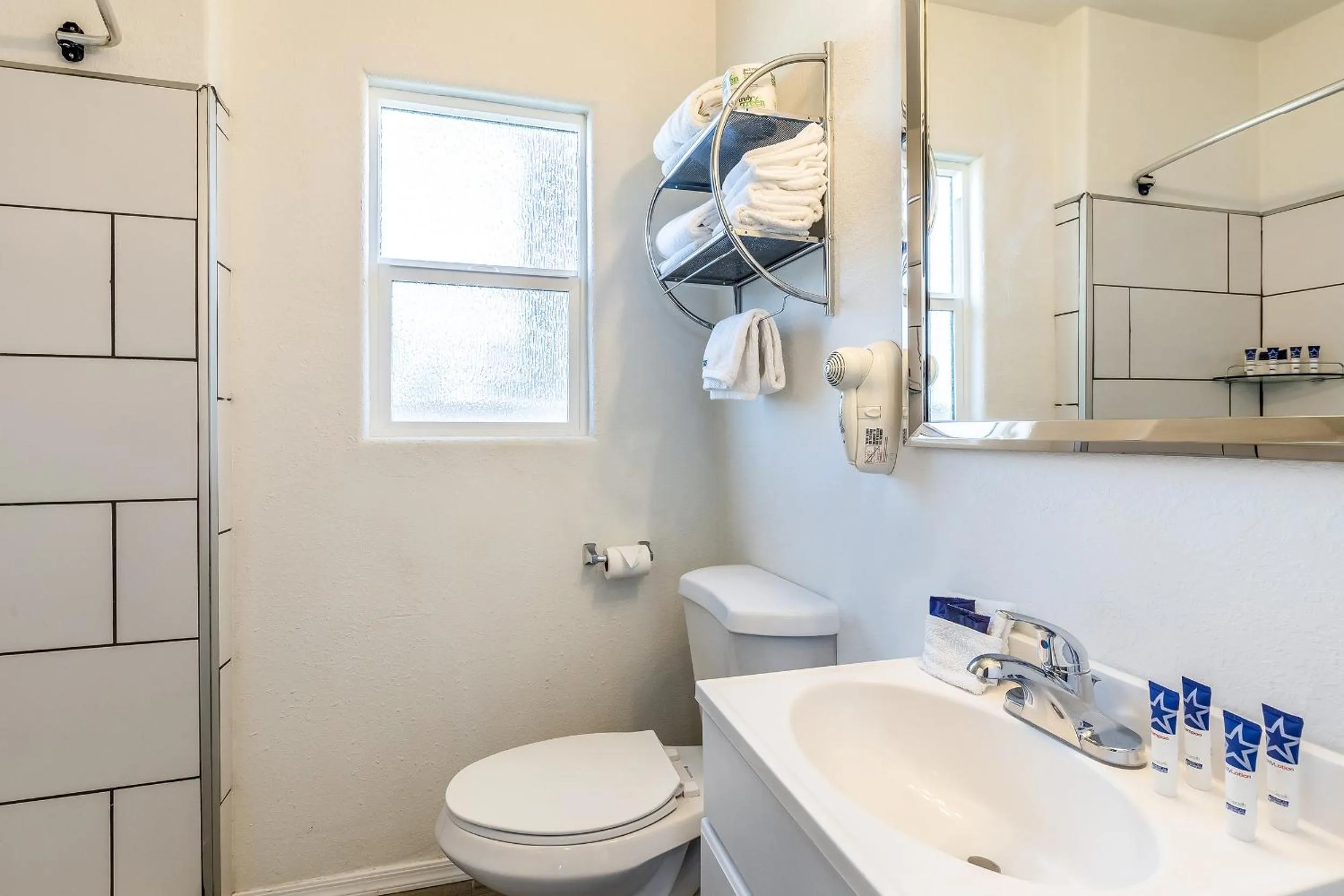 Bathroom in Econo Lodge Needles