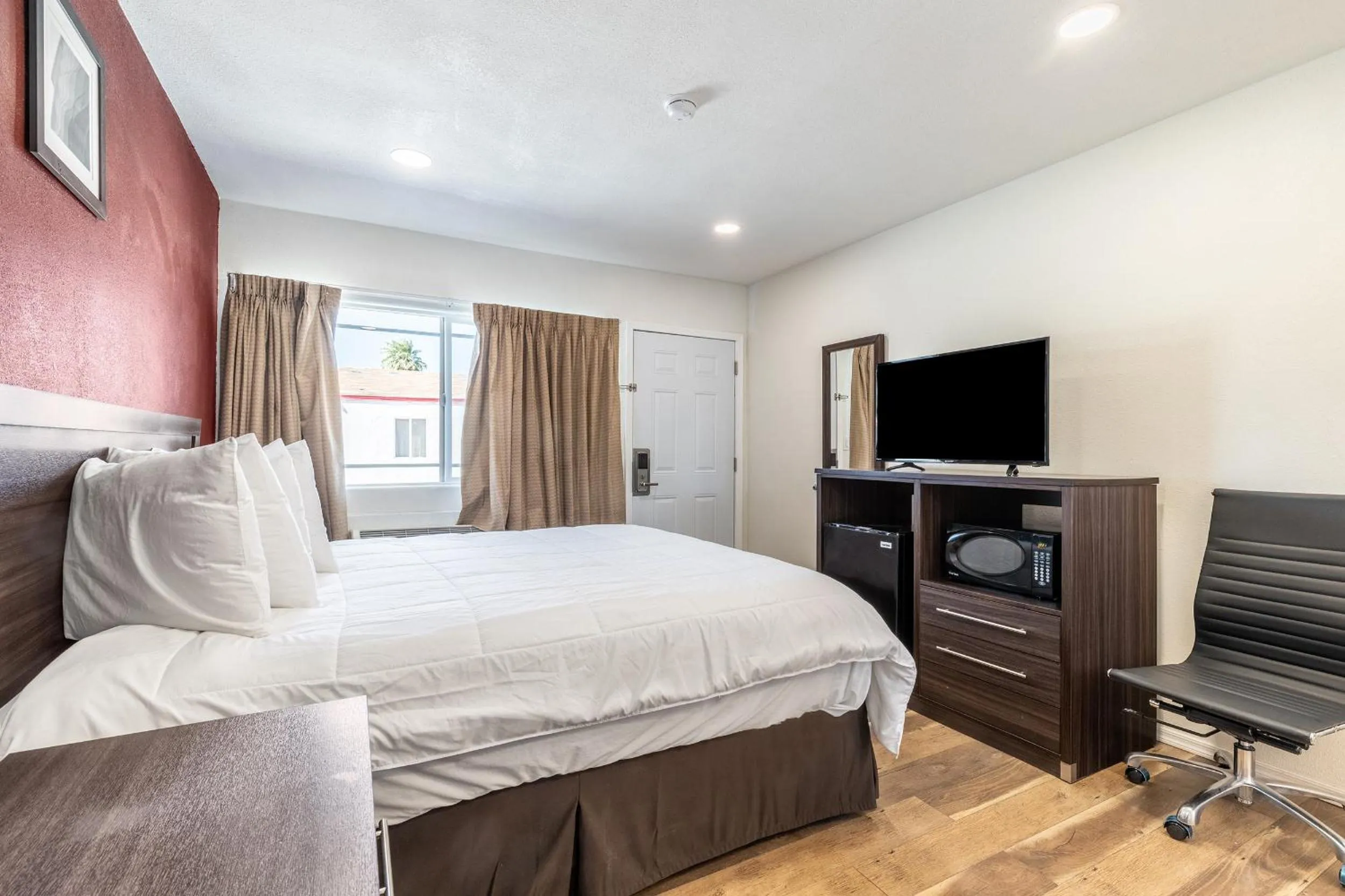 Photo of the whole room, Bed in Econo Lodge Needles