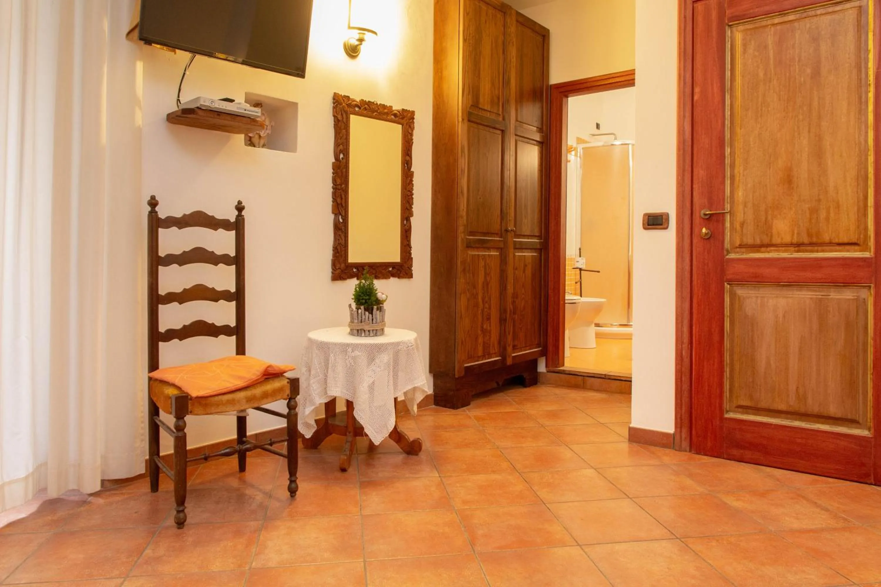 Communal lounge/ TV room in Donnaciccina Accomodation