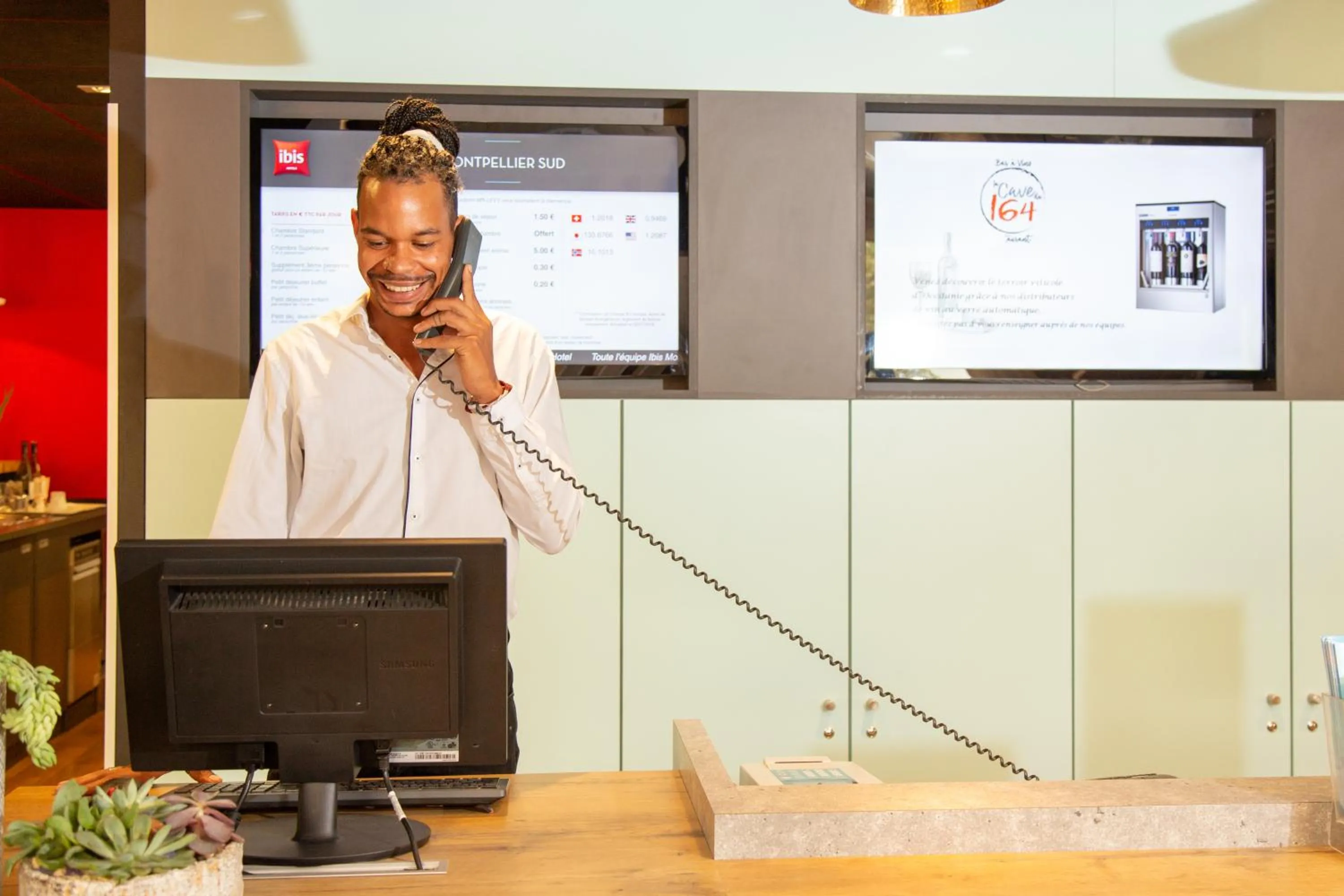 Lobby or reception in ibis Montpellier Sud