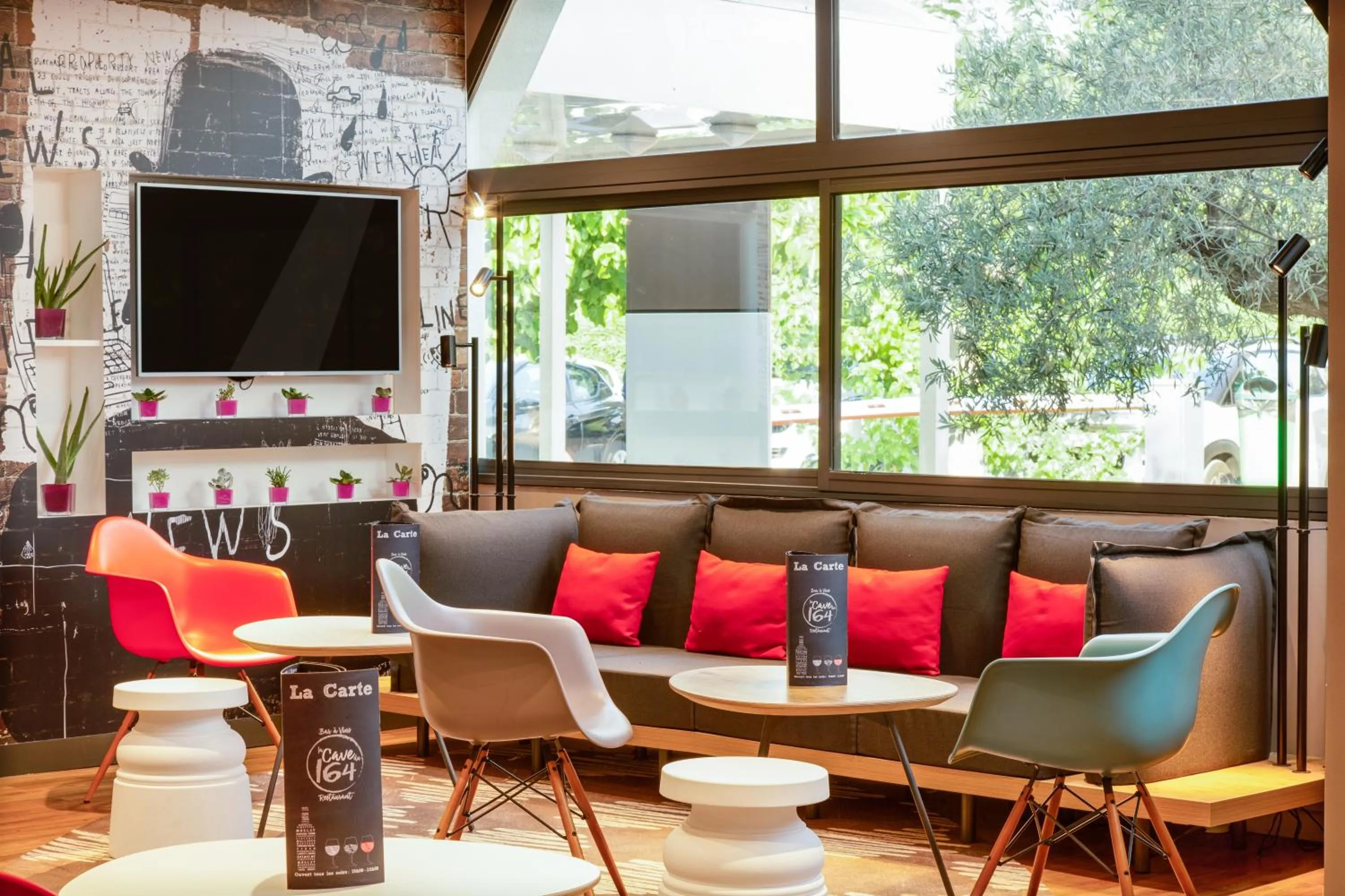 Communal lounge/ TV room in ibis Montpellier Sud