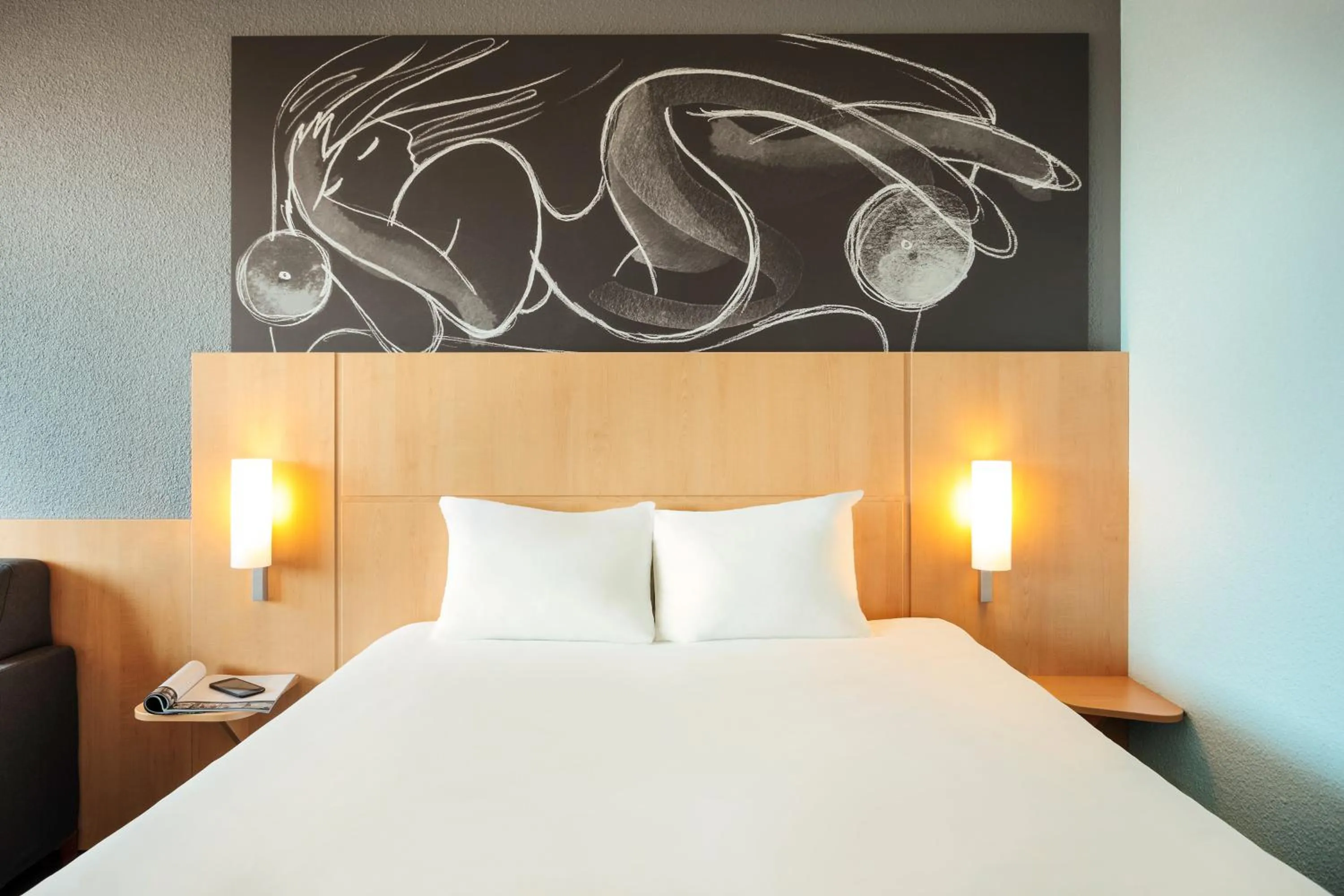 Photo of the whole room, Bed in ibis Montpellier Sud