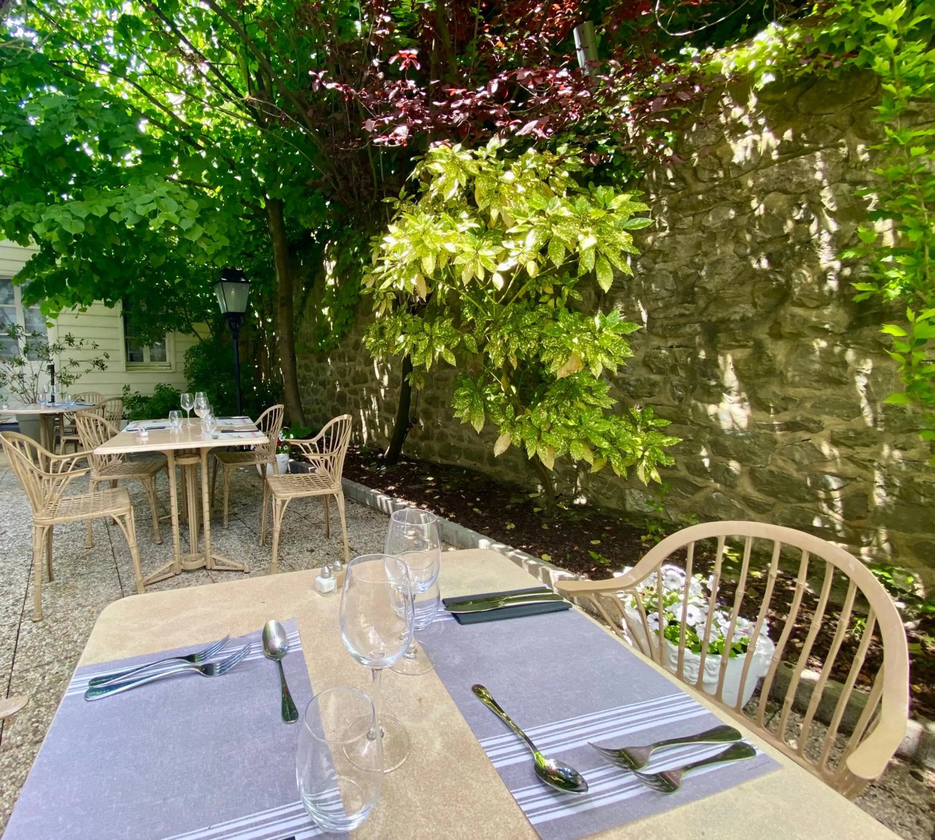 Patio in Hôtel Concordia Le Mans Centre Gare