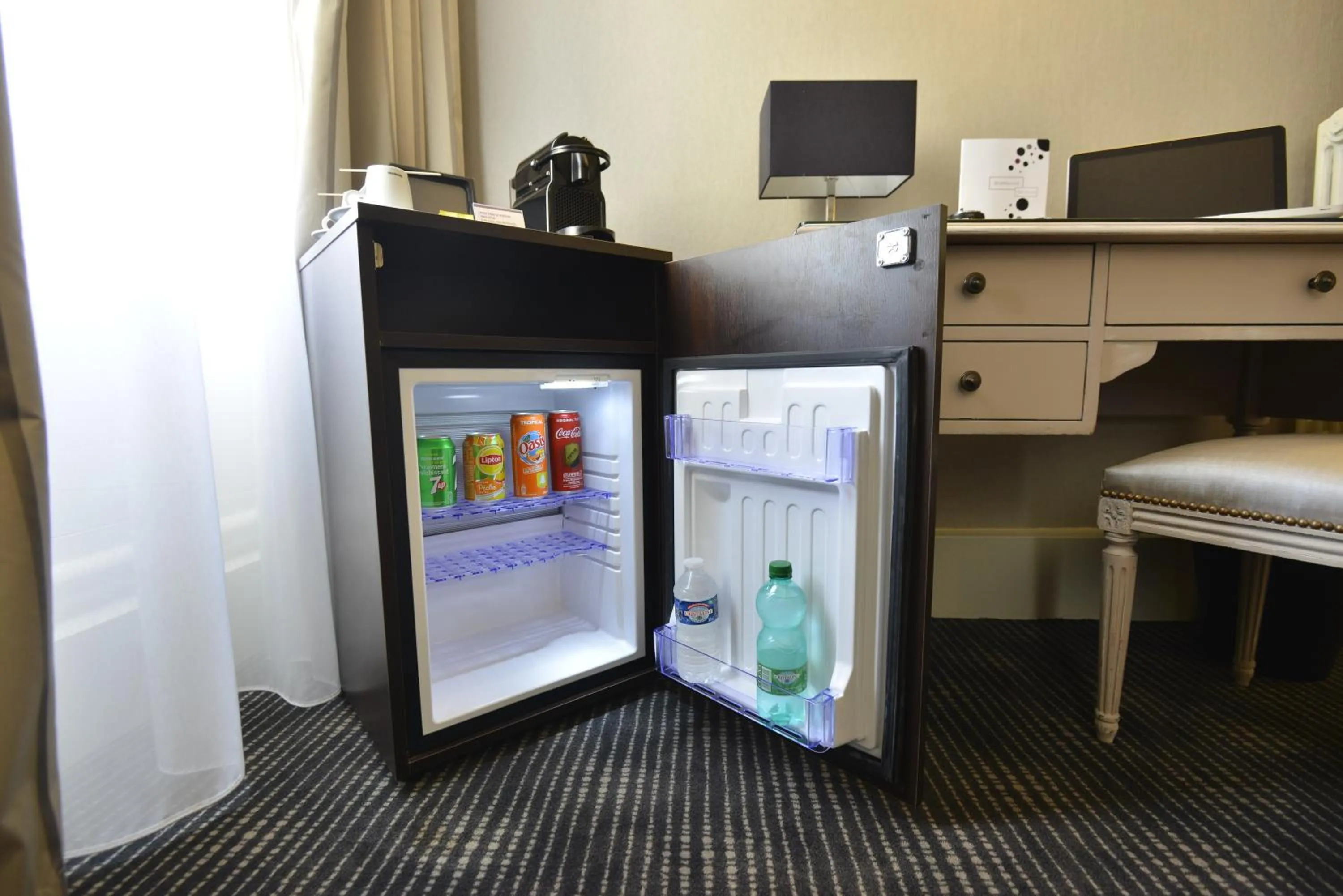 oven in Hôtel Concordia Le Mans Centre Gare