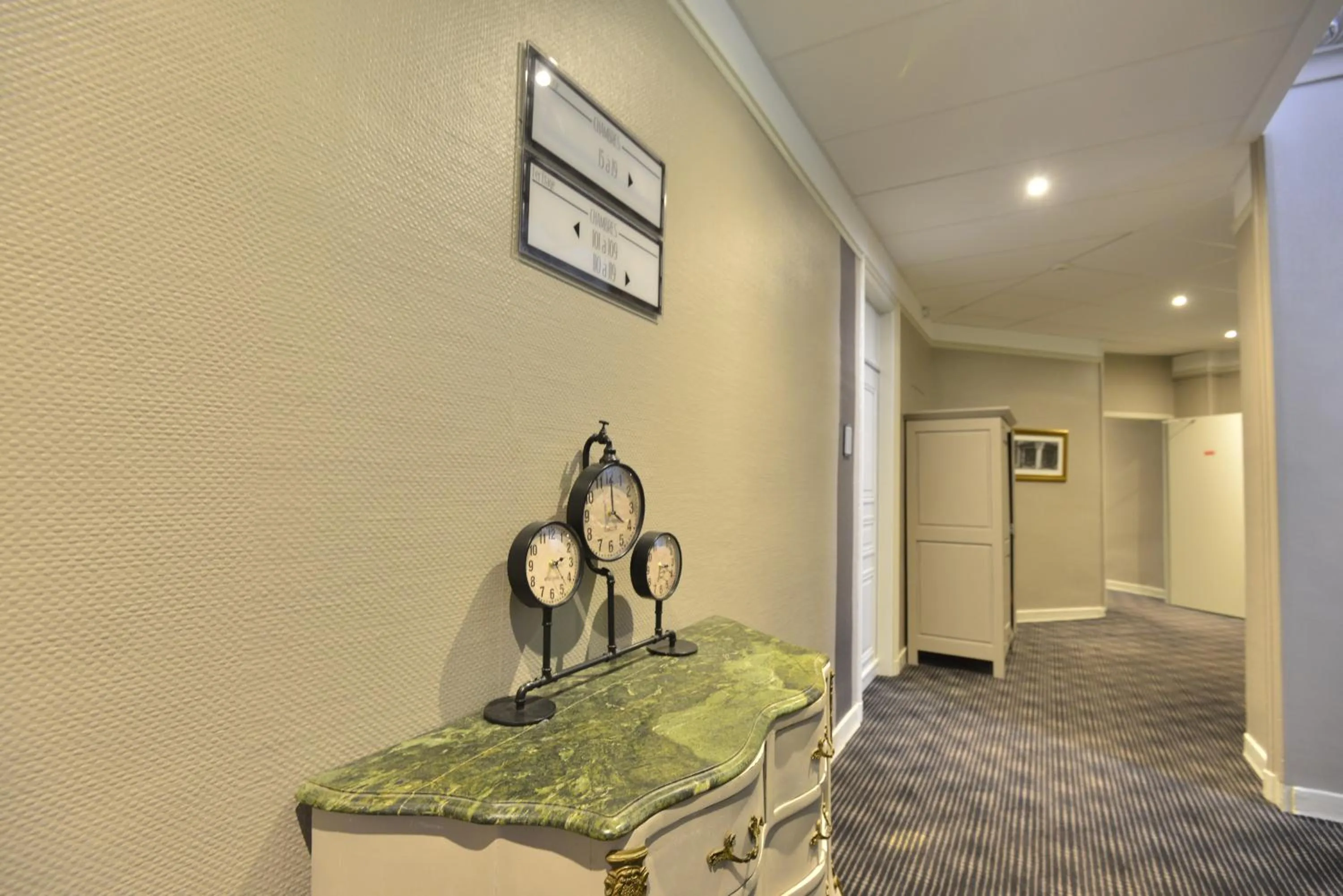 hair dresser in Hôtel Concordia Le Mans Centre Gare