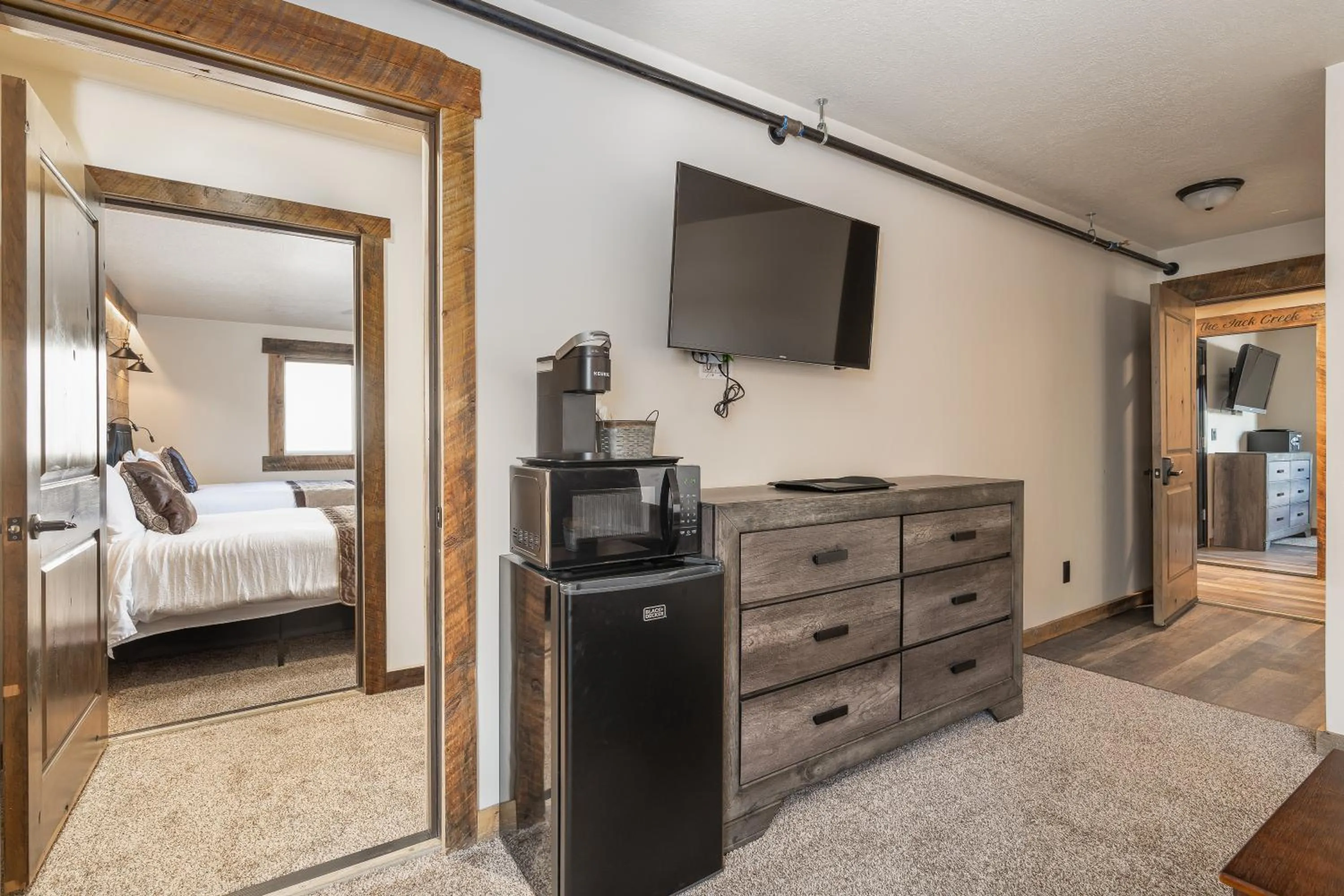 TV and multimedia, Bed in The Adventure Inn Yellowstone