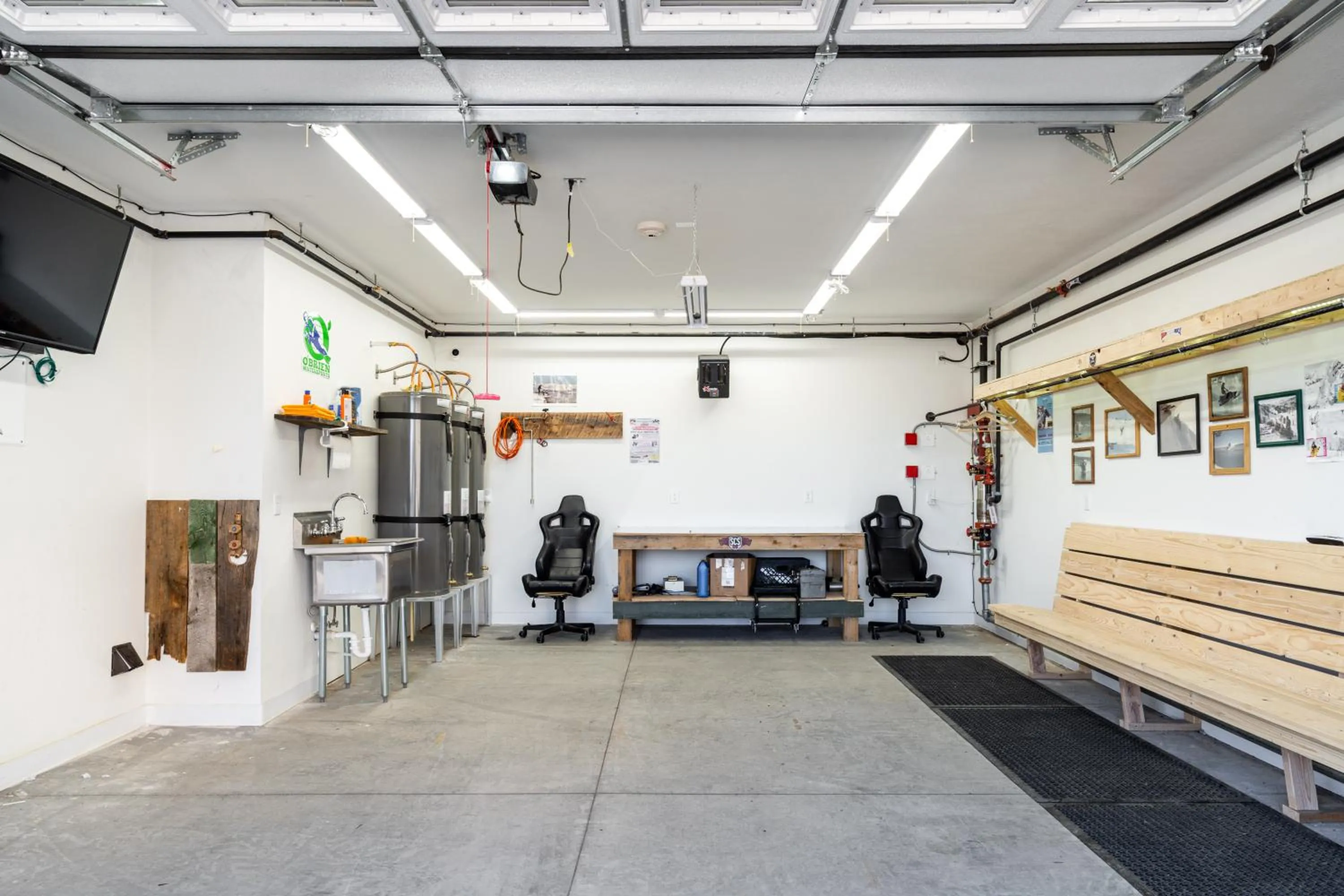 Communal lounge/ TV room in The Adventure Inn Yellowstone