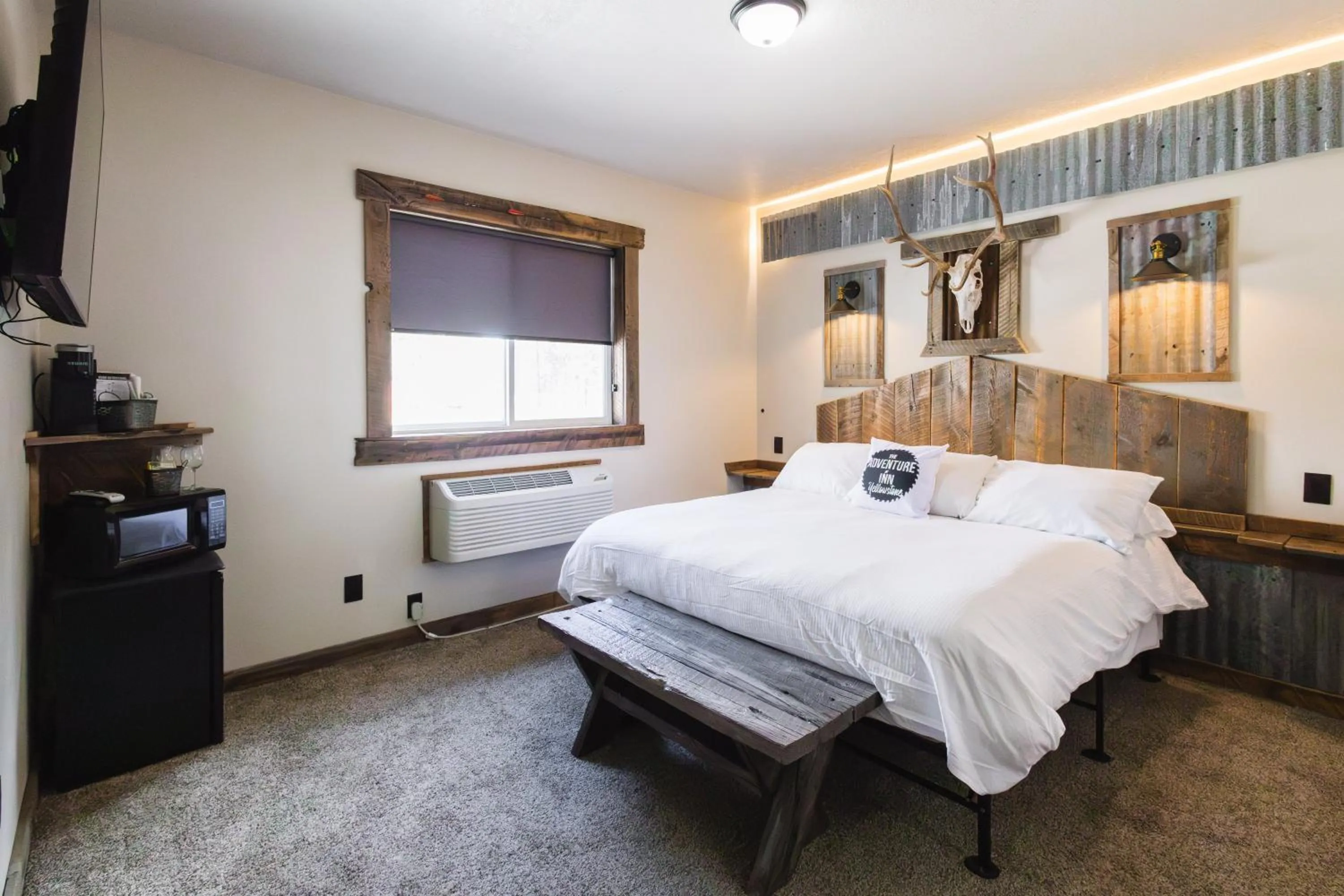 Bed in The Adventure Inn Yellowstone