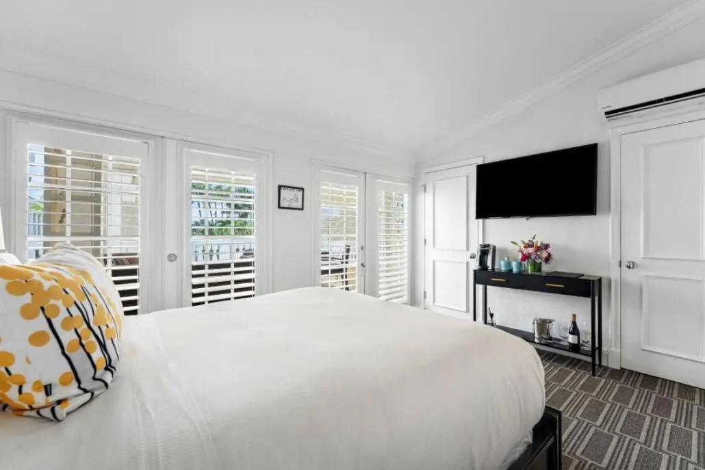 Bed in The Pillars Hotel & Club