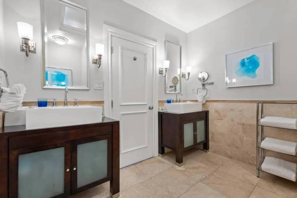 The Pillars Hotel & Club