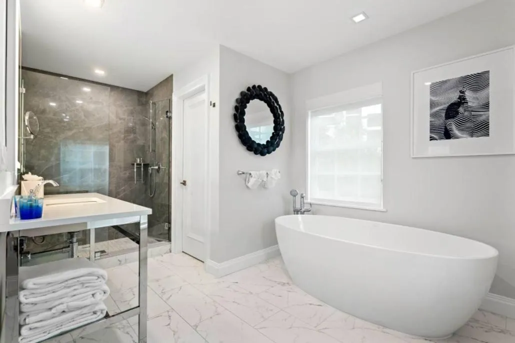 The Pillars Hotel & Club