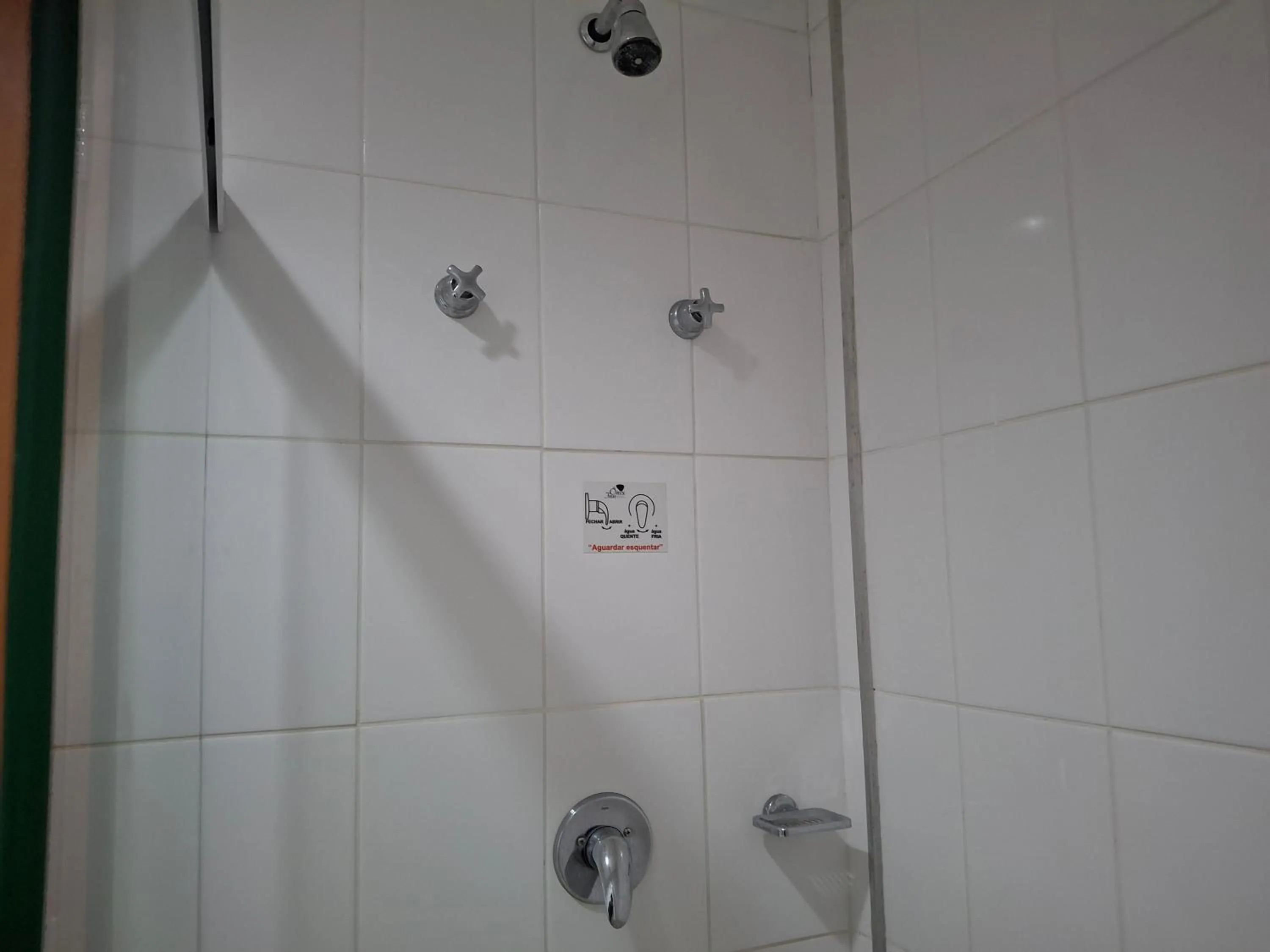 Shower in Ônix Inn Hotel Cravinhos