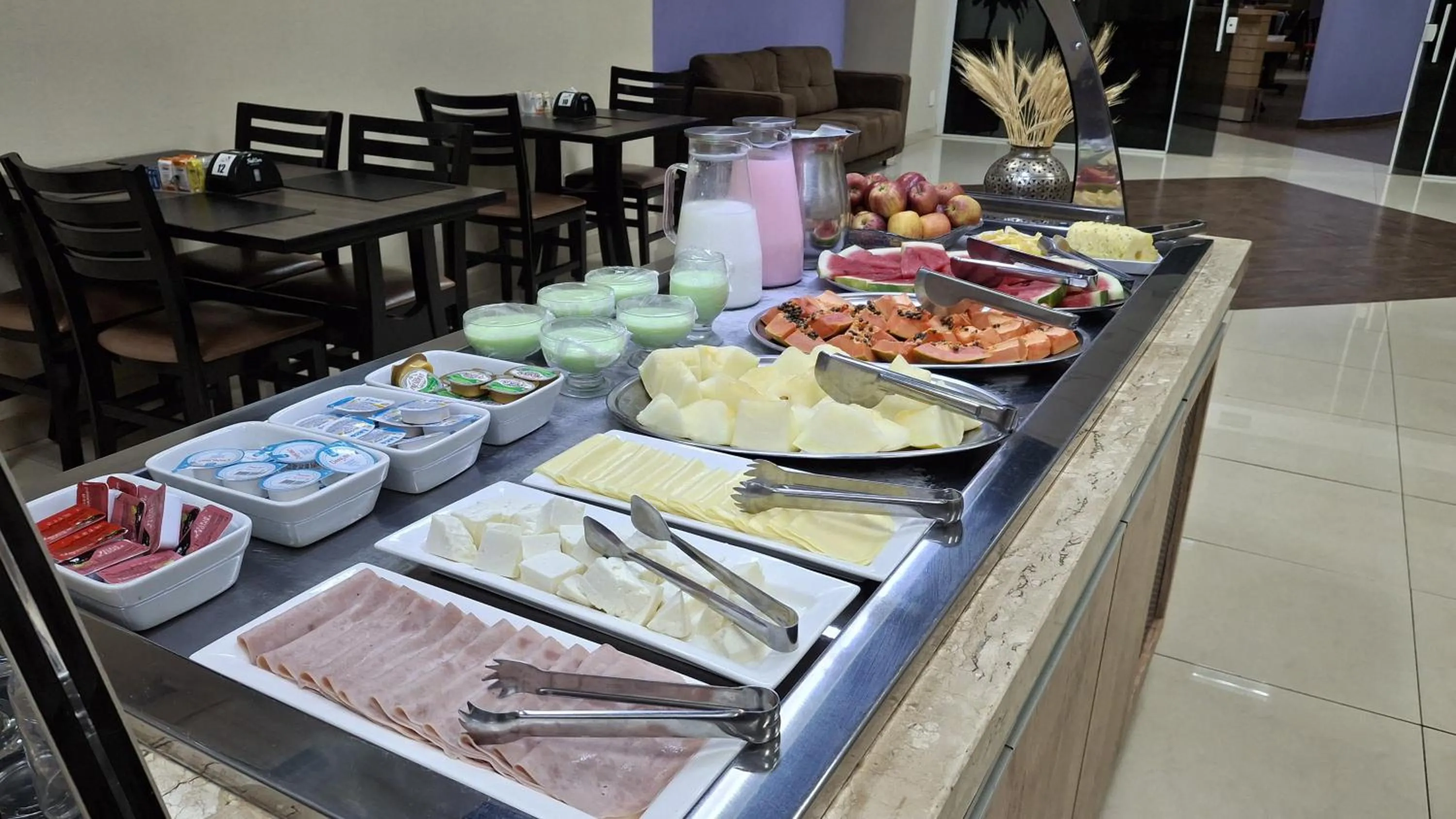 Continental breakfast in Ônix Inn Hotel Cravinhos