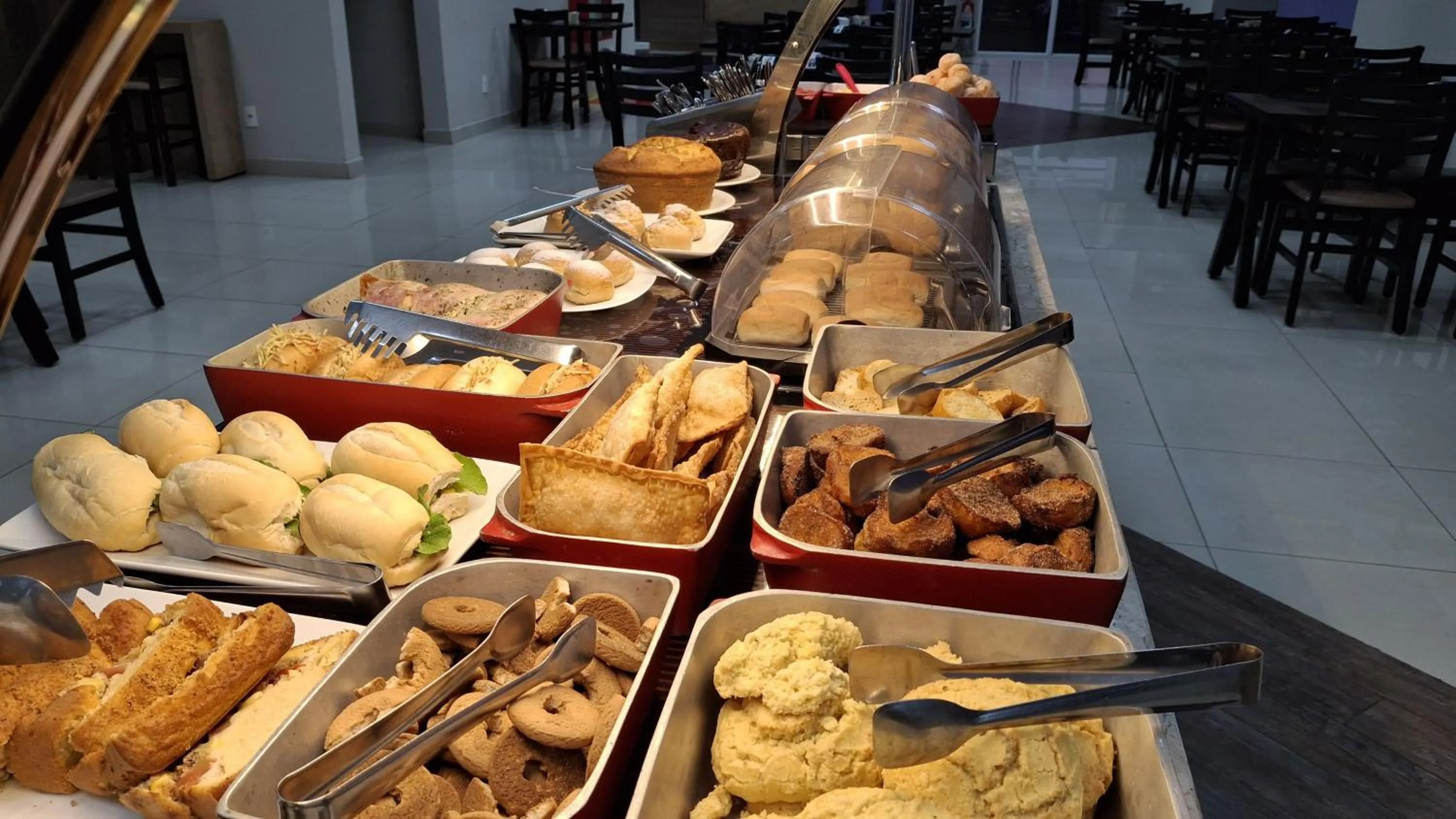 Continental breakfast in Ônix Inn Hotel Cravinhos