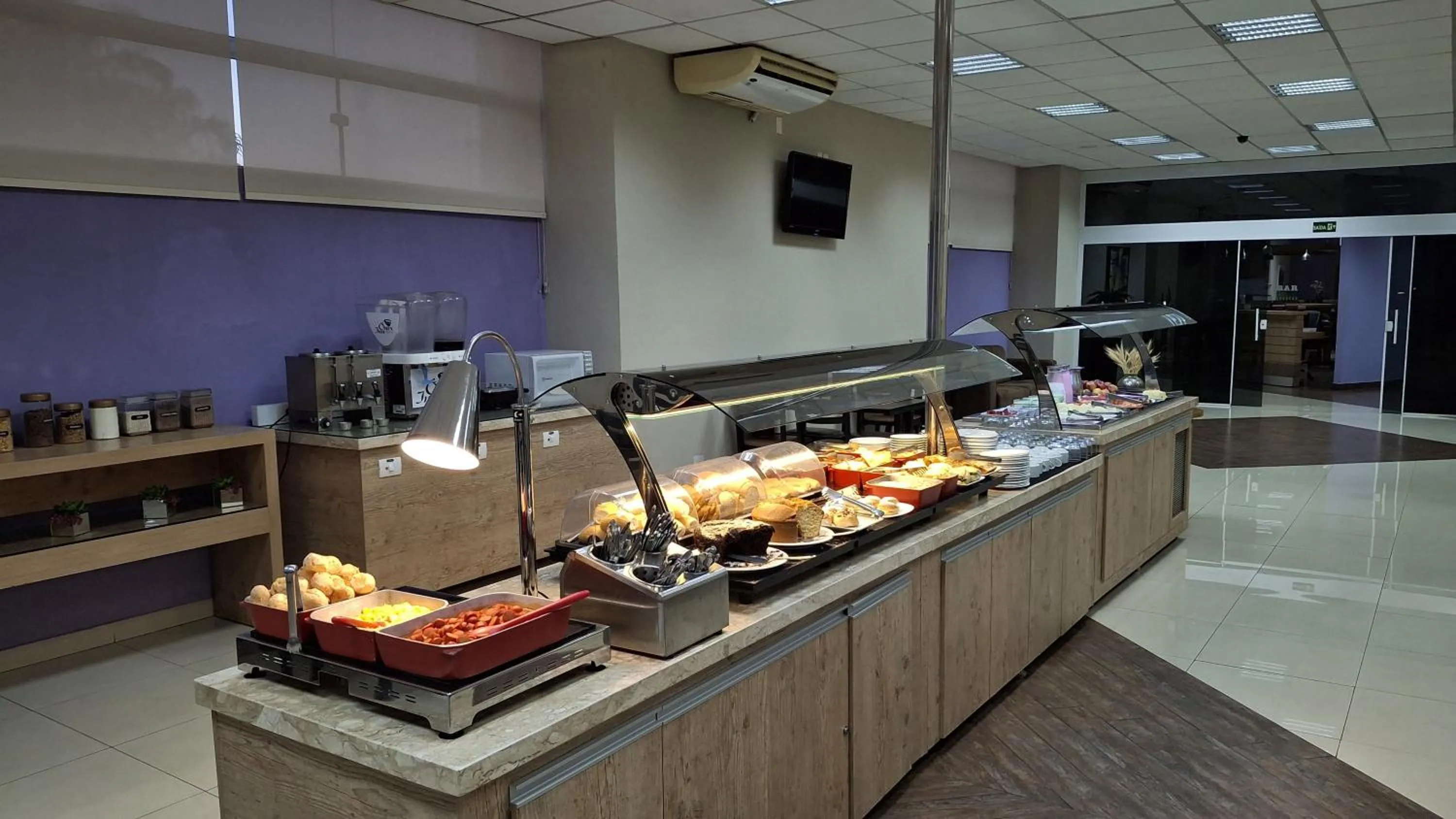 Continental breakfast in Ônix Inn Hotel Cravinhos