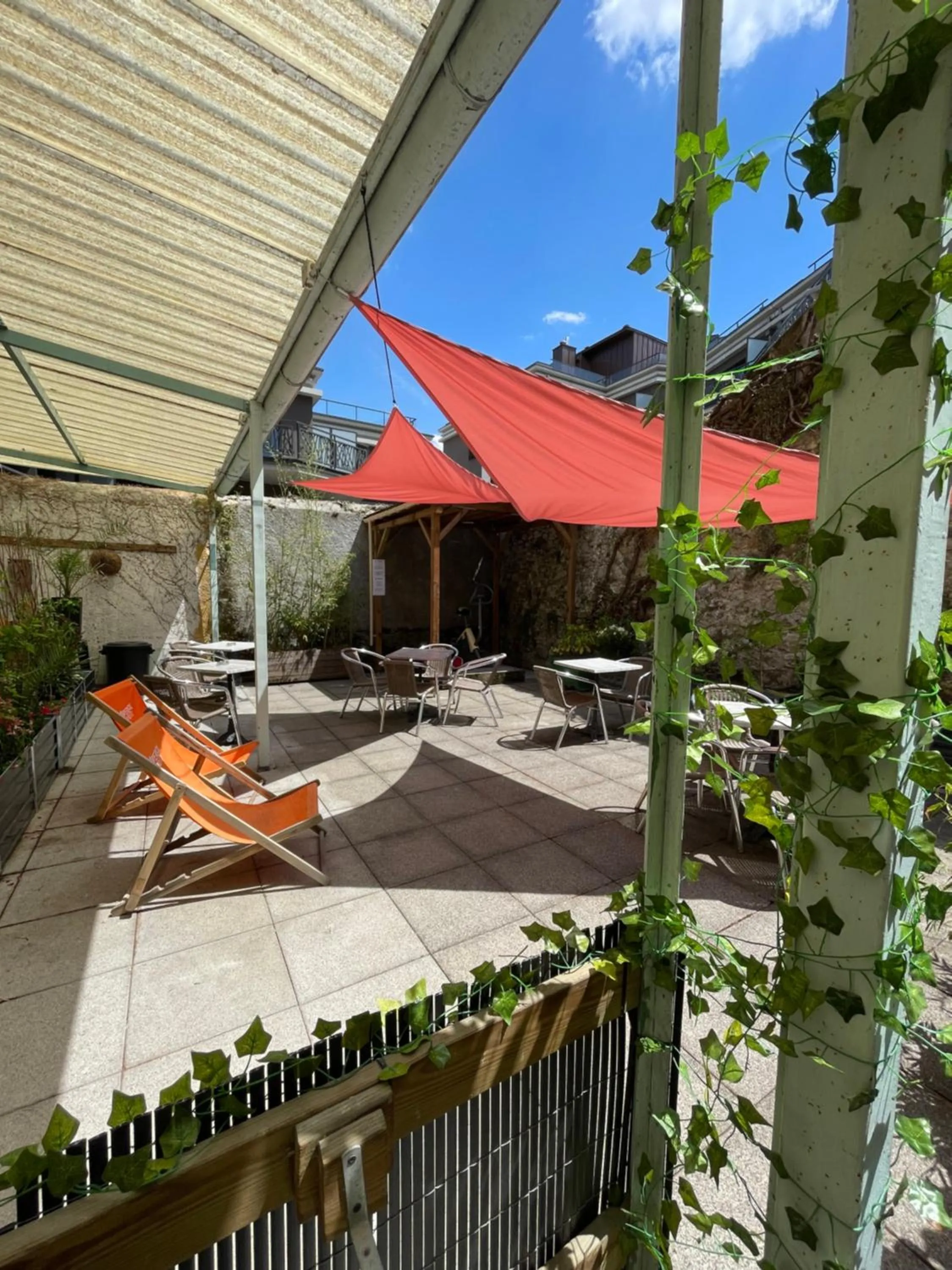 Patio in Hôtel Restaurant Continental