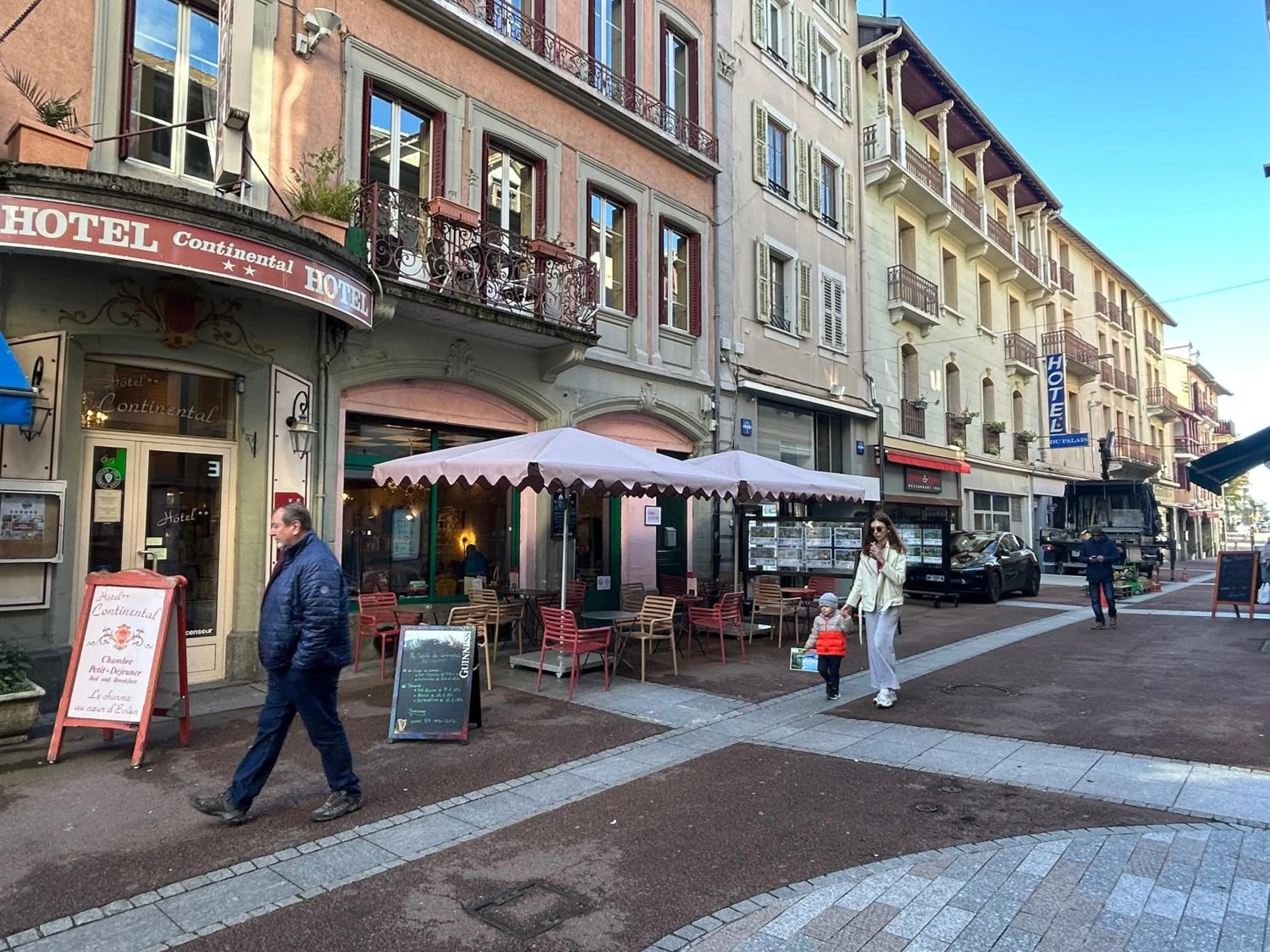 Property building in Hôtel Restaurant Continental