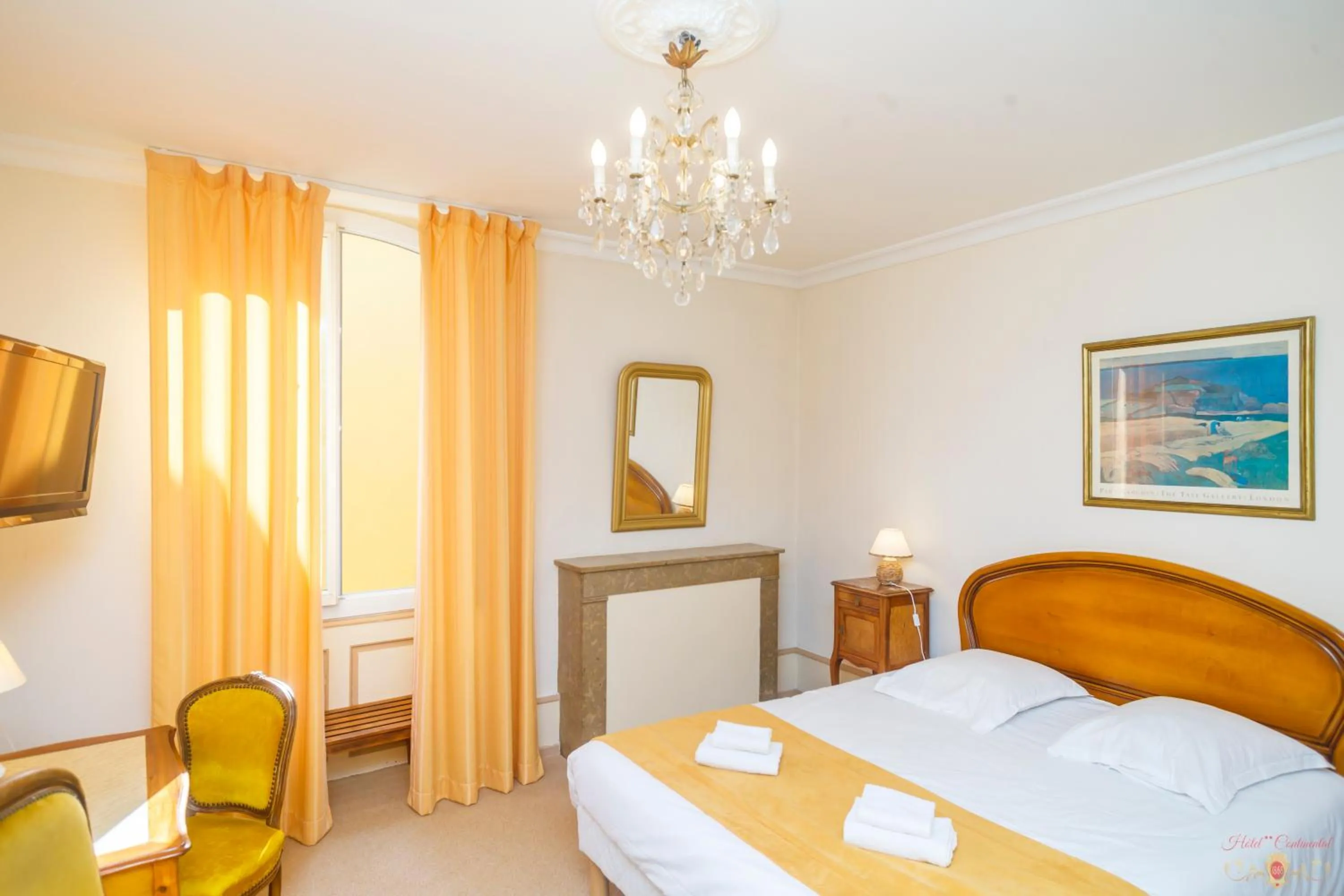 View (from property/room), Bed in Hôtel Restaurant Continental