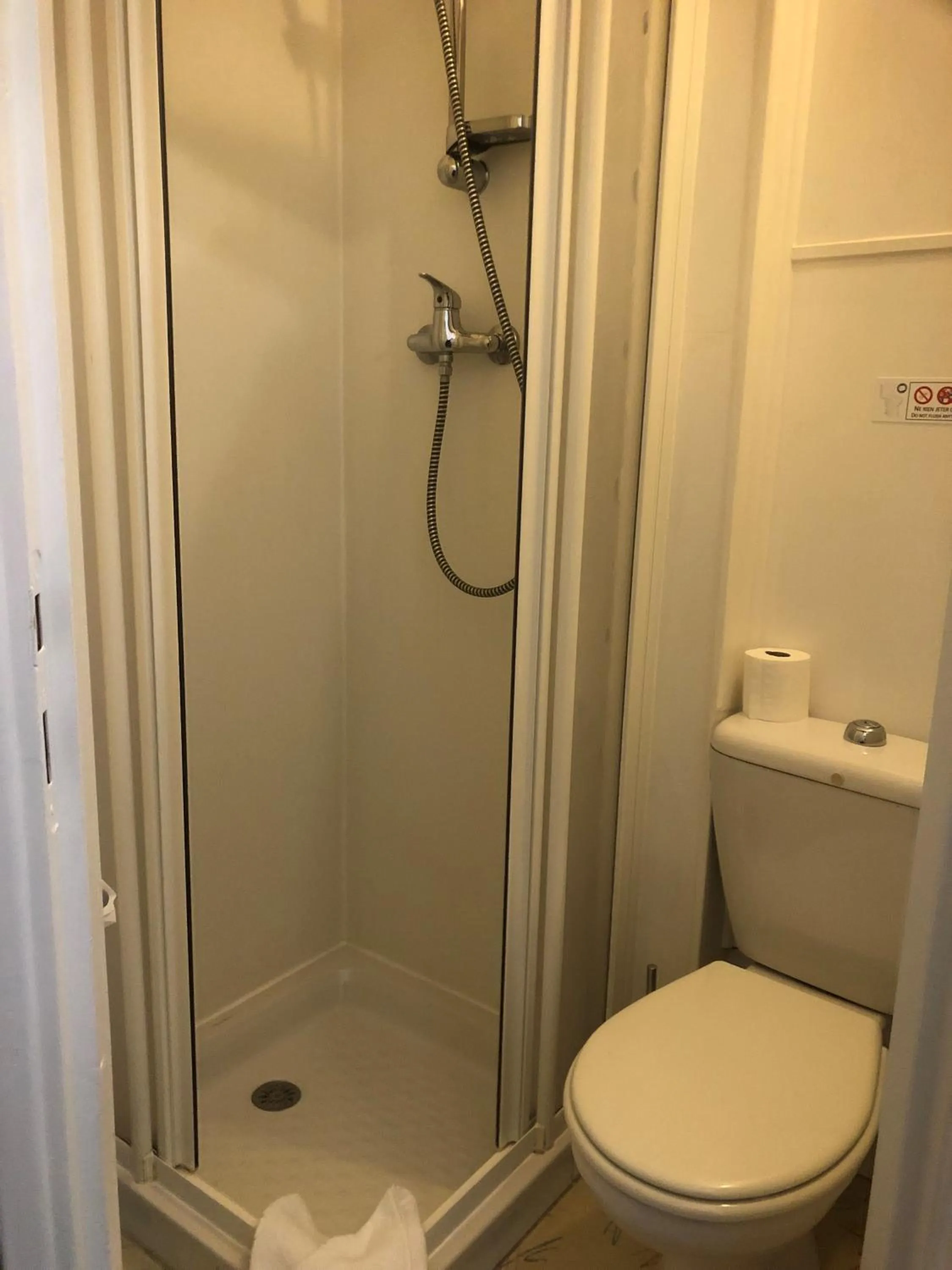 Shower in Hôtel Restaurant Continental