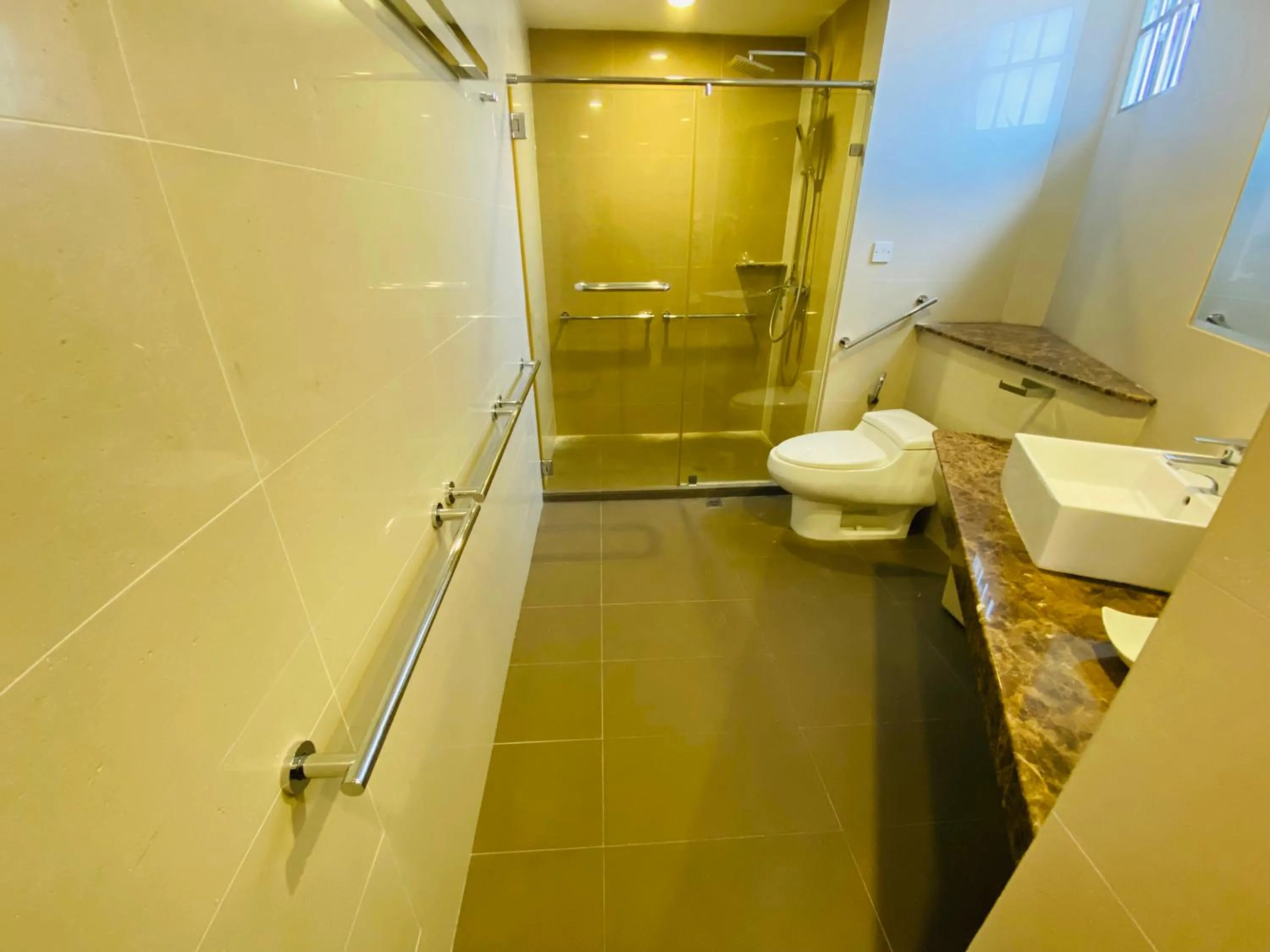 Toilet in Mariner Hotel Labuan