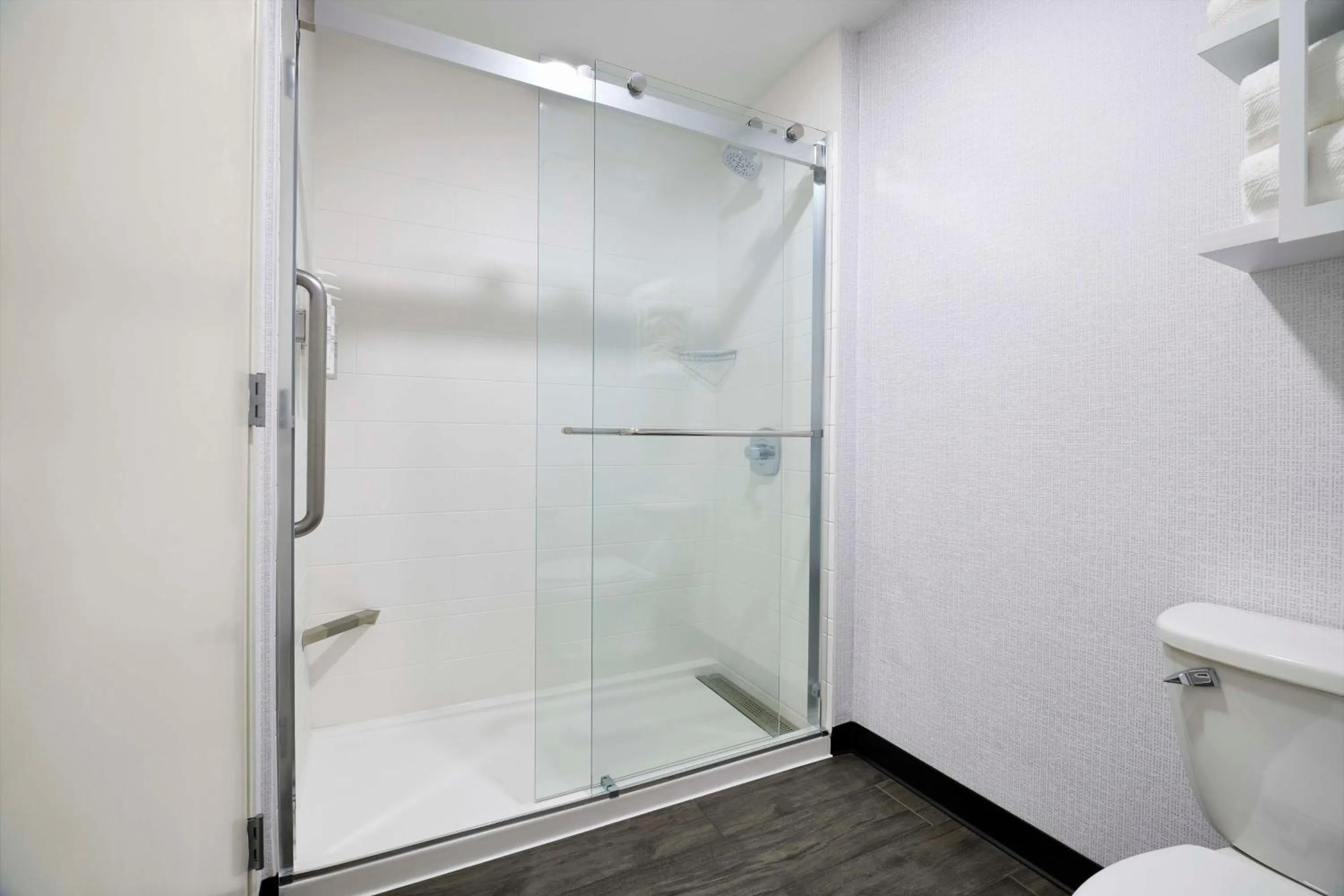 Bathroom in Hampton Inn Newark Airport