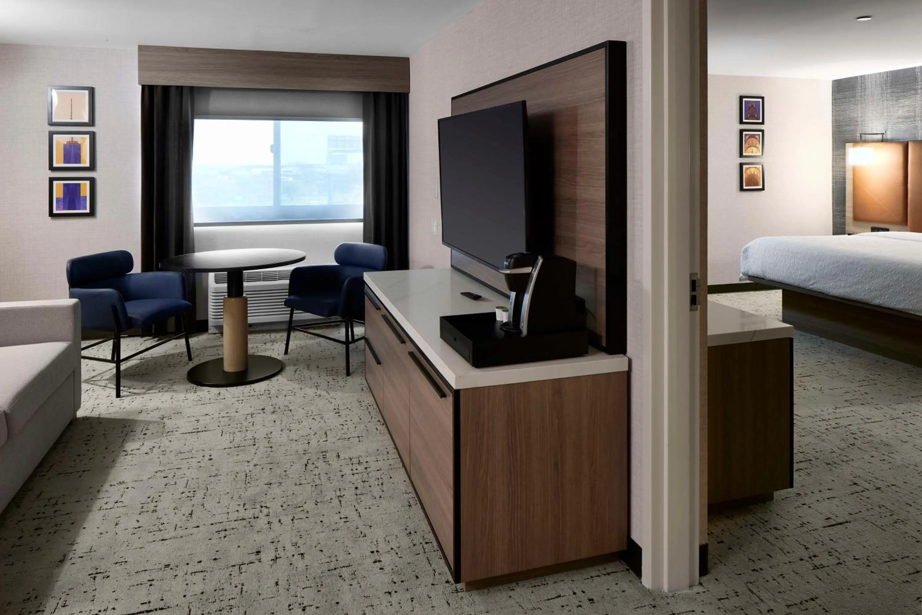 Living room, Bed in Hampton Inn Newark Airport