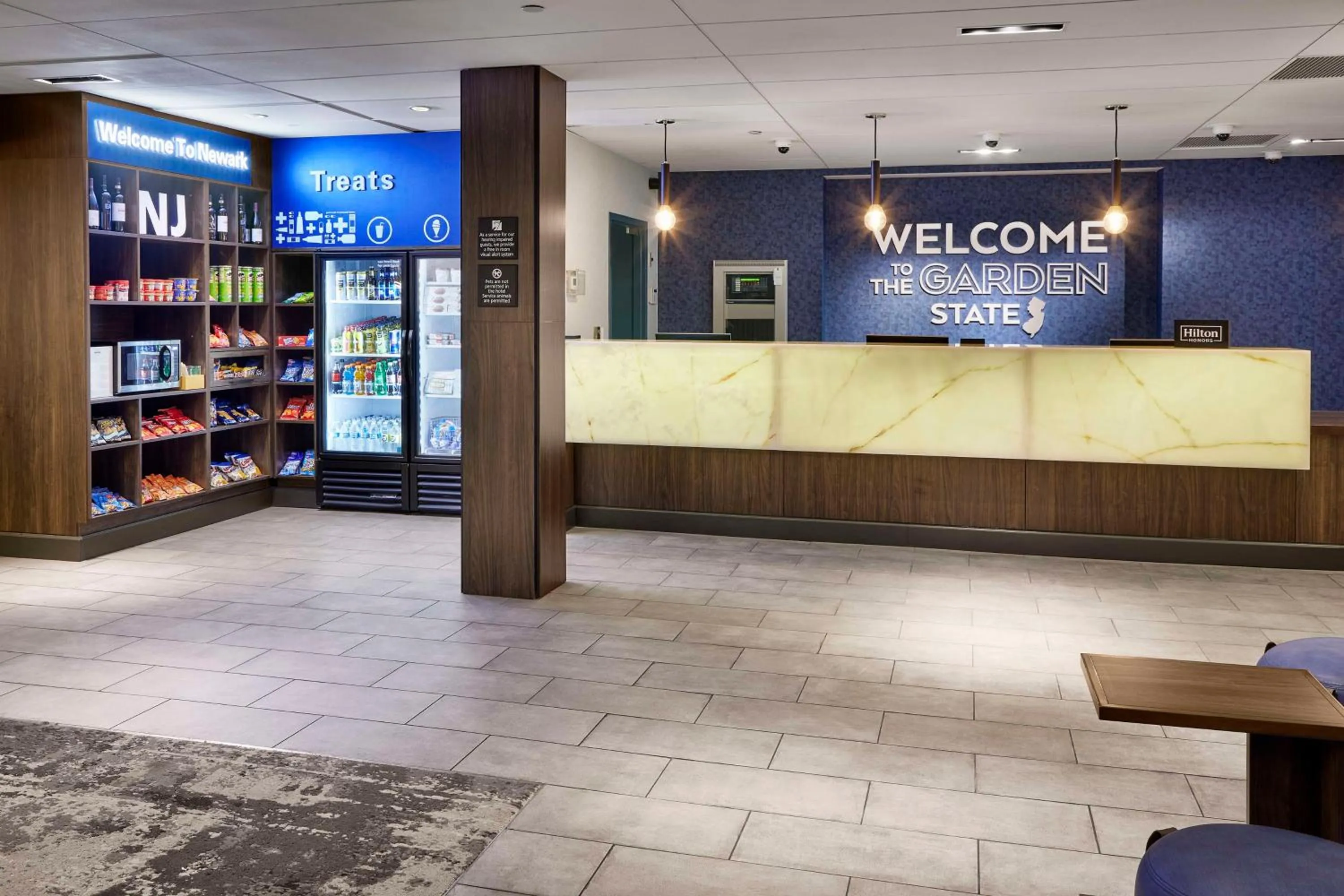 Lobby or reception in Hampton Inn Newark Airport