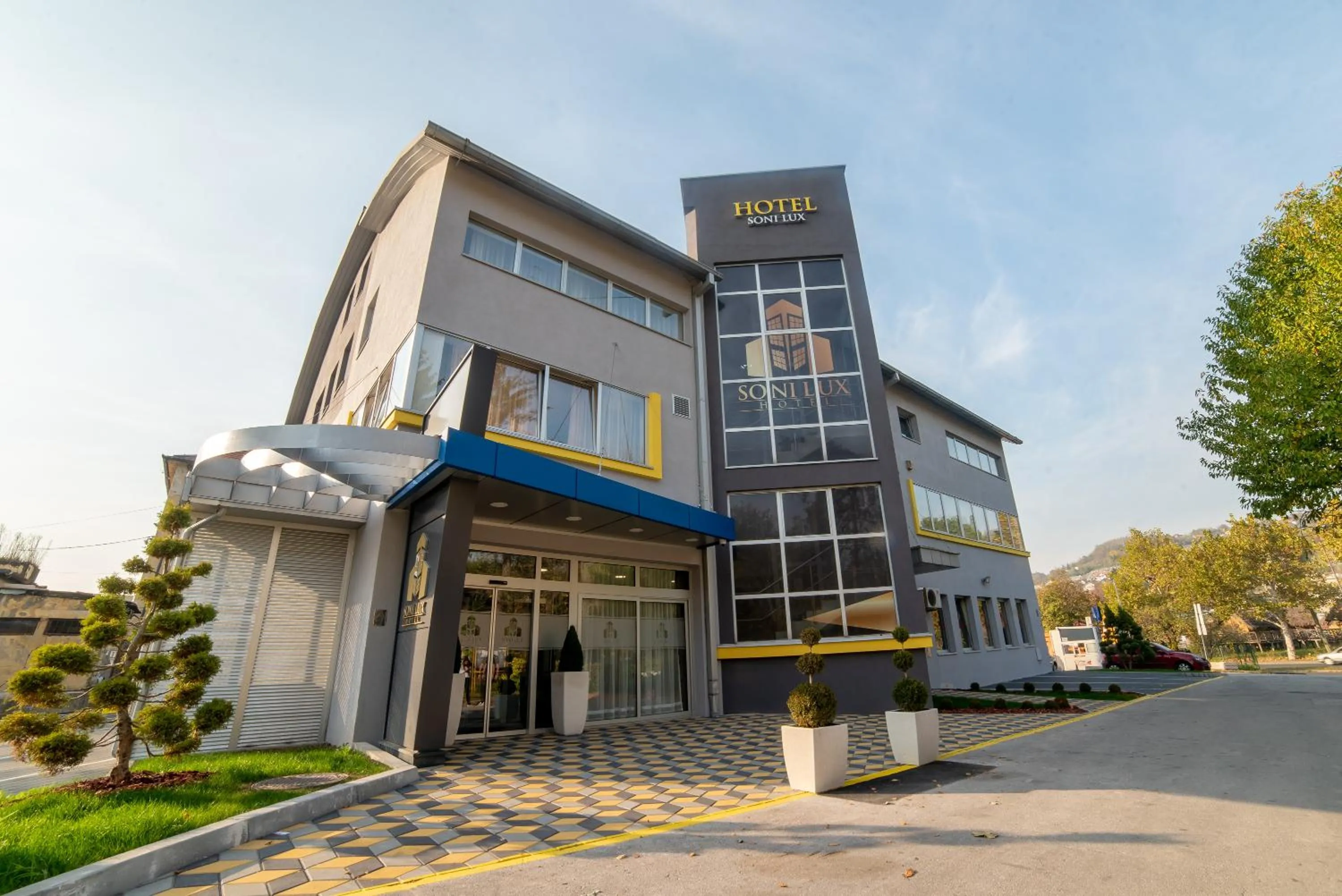 Facade/entrance in Hotel Soni Lux