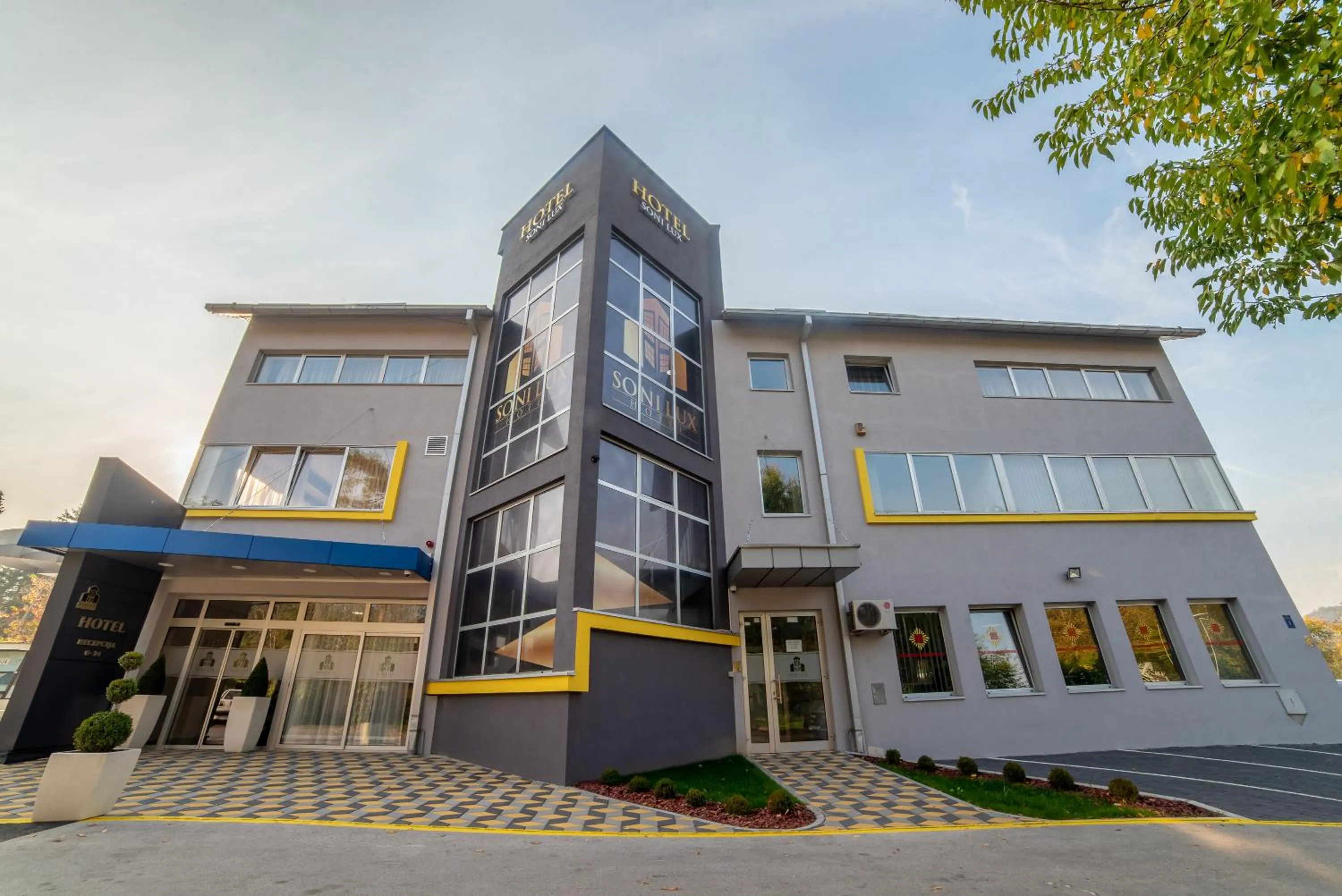 Facade/entrance in Hotel Soni Lux