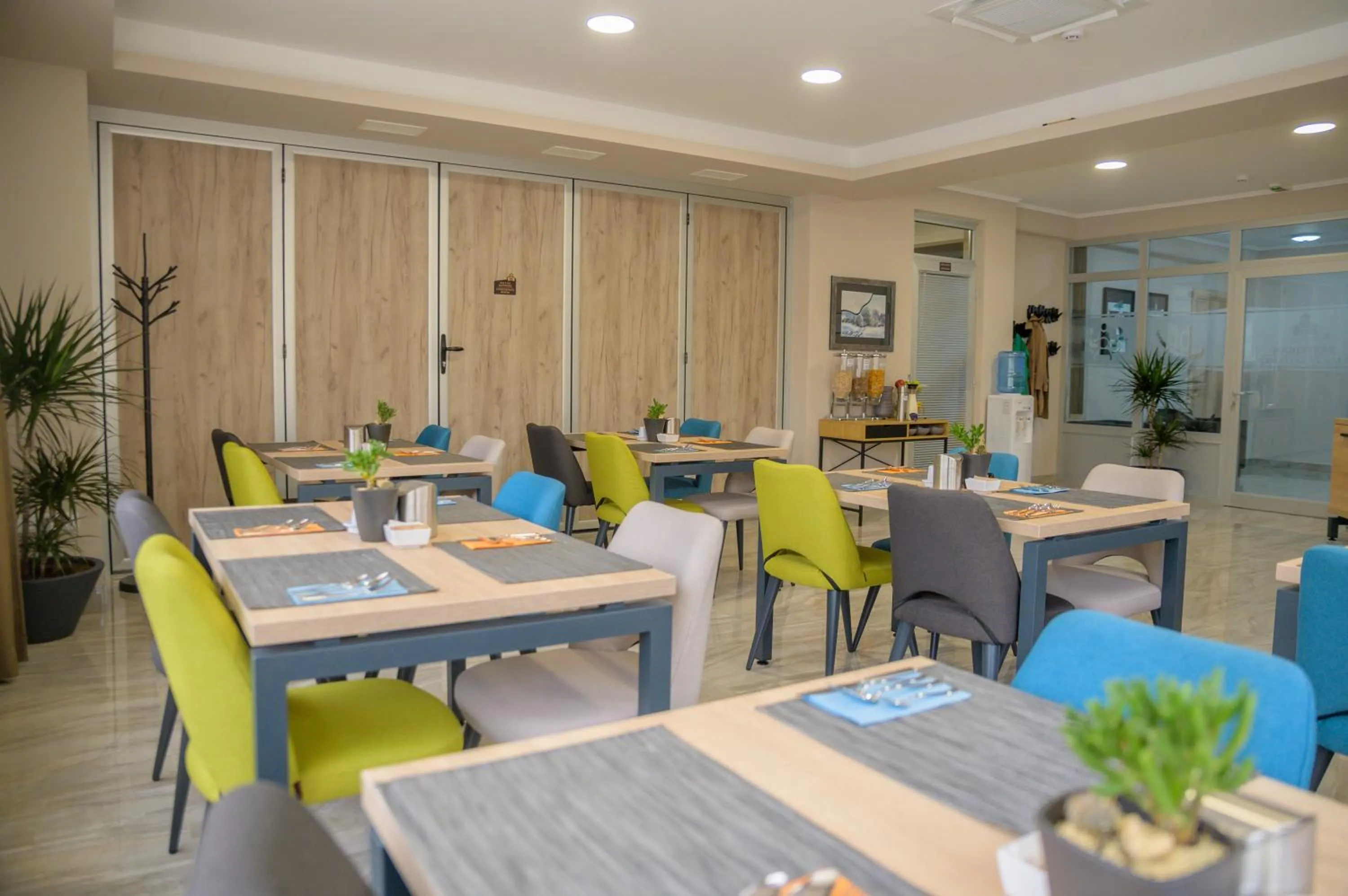 Restaurant/places to eat in Hotel Soni Lux