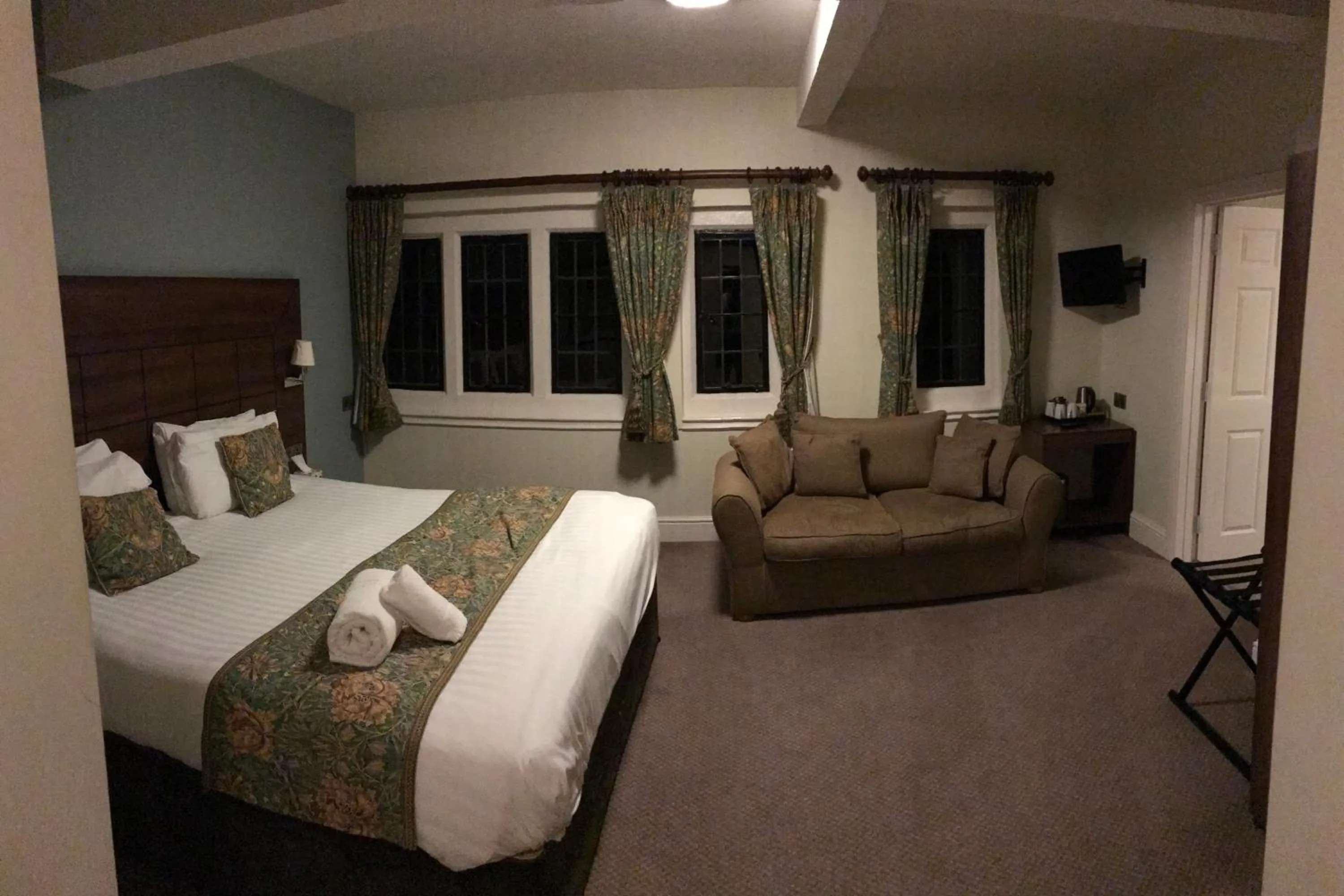 Photo of the whole room, Bed in Quorn Grange Hotel