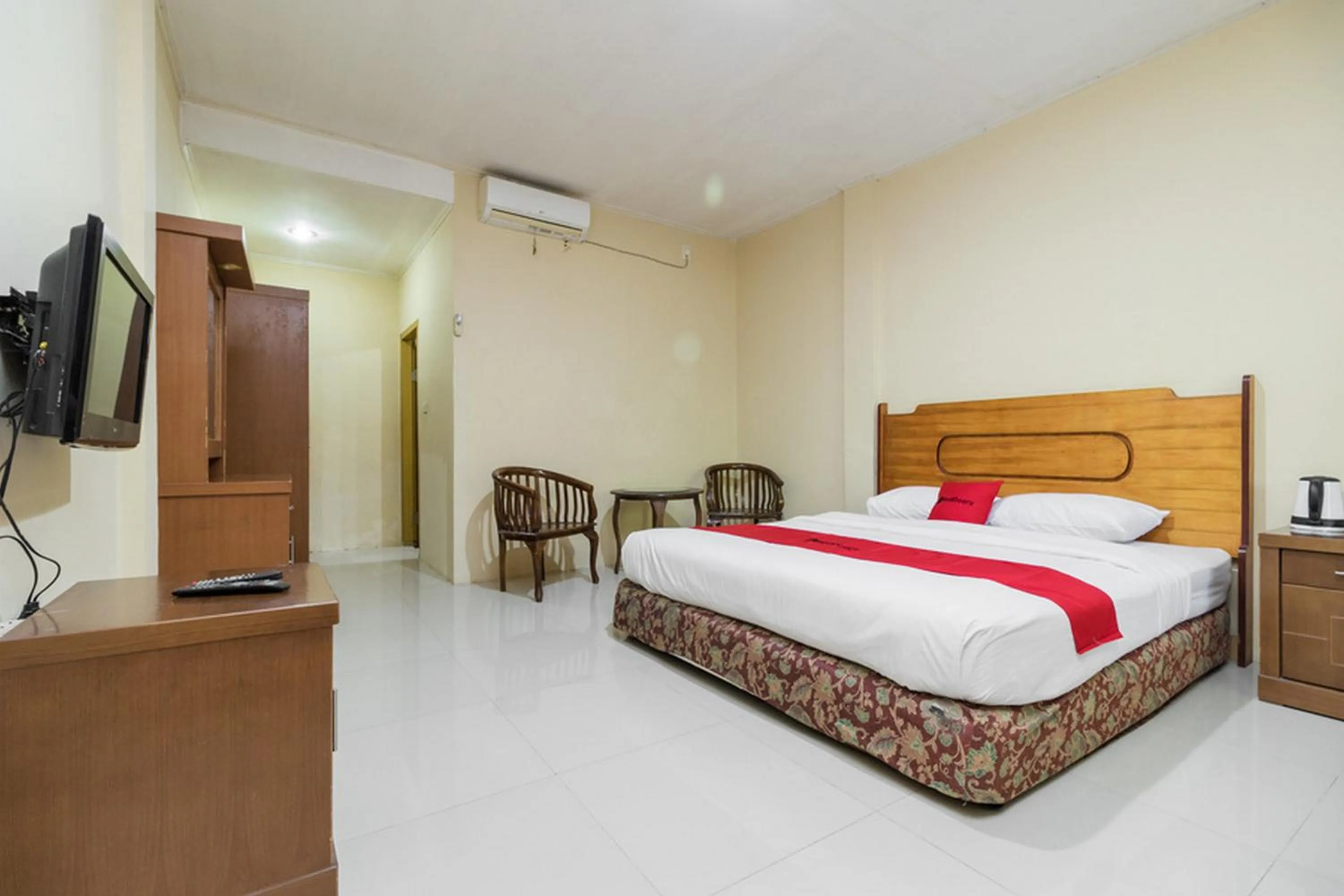 Bed in RedDoorz @ Jalan lintas Sumatera Lahat