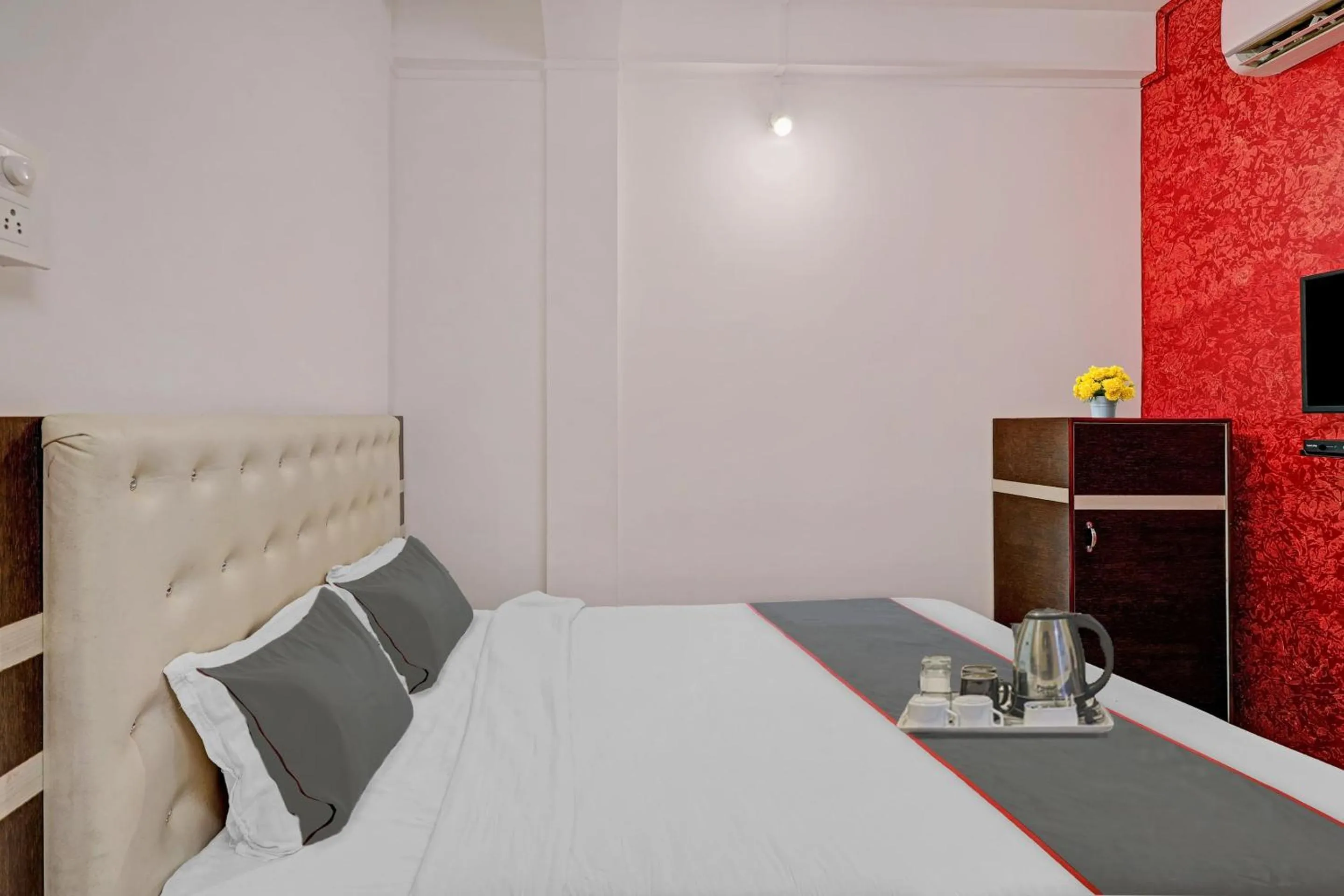 Bedroom, Bed in Hotel O Aashiyana Home