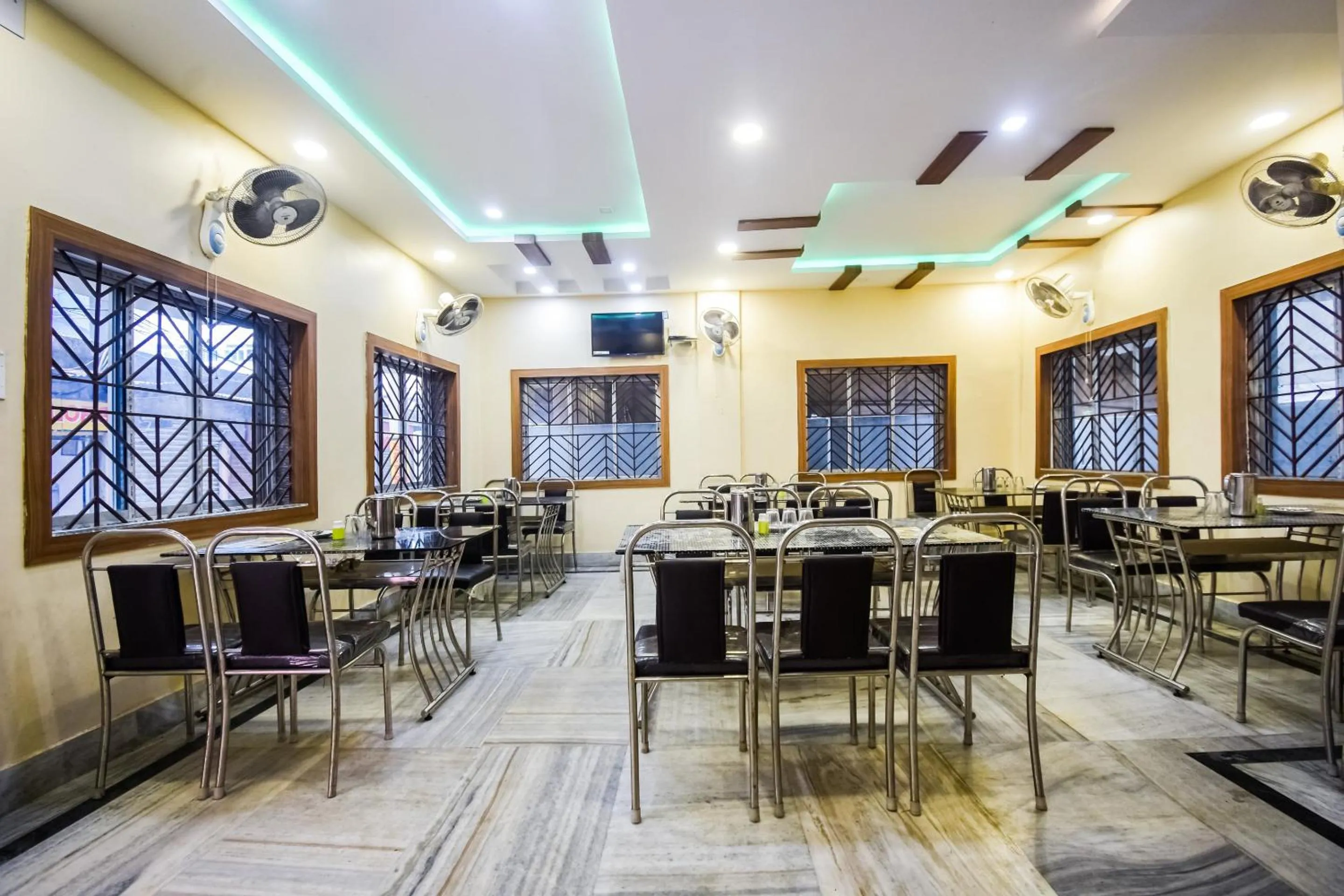 Restaurant/places to eat in Hotel O The amber