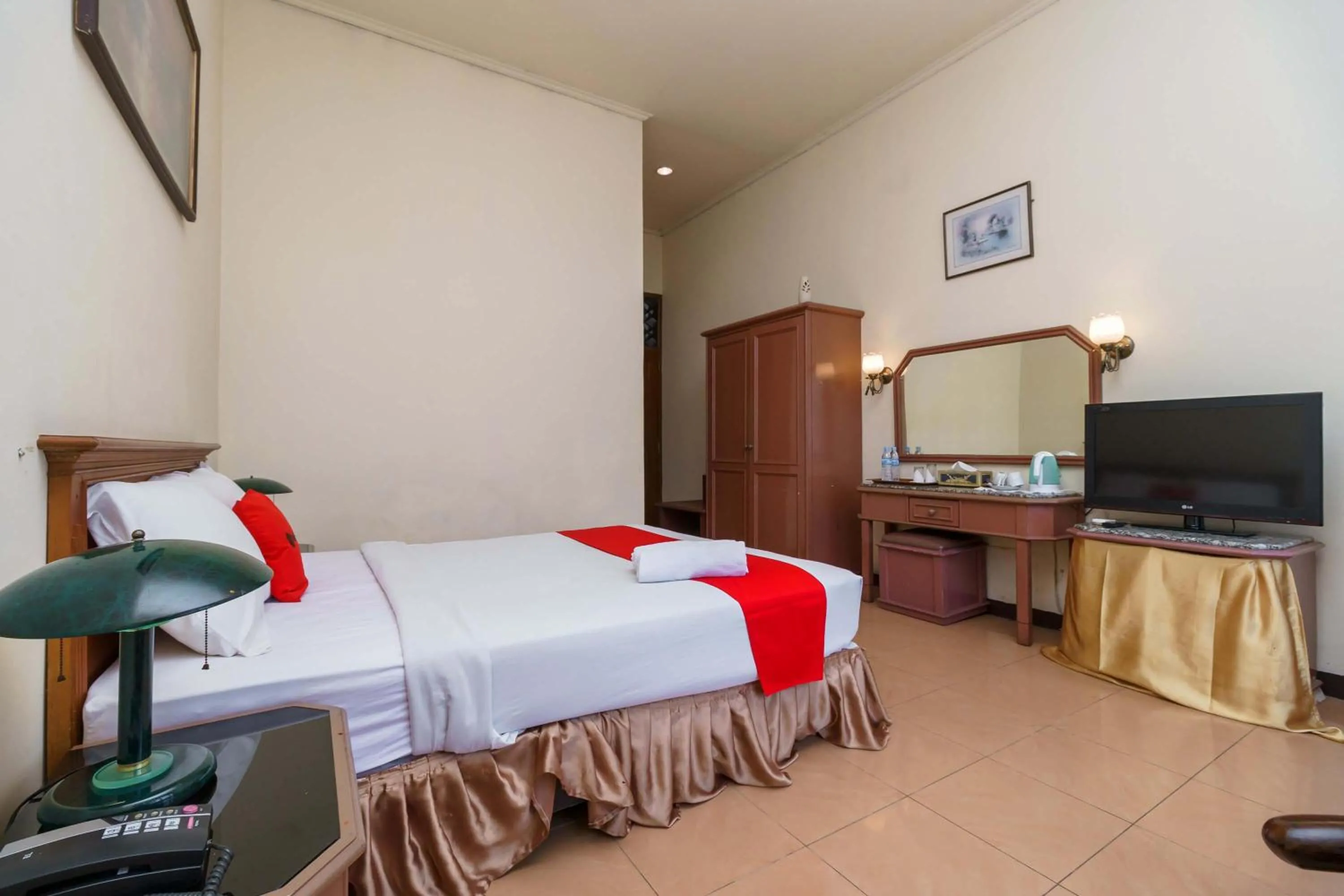 Bedroom, Bed in RedDoorz near Transmart Pangkal Pinang
