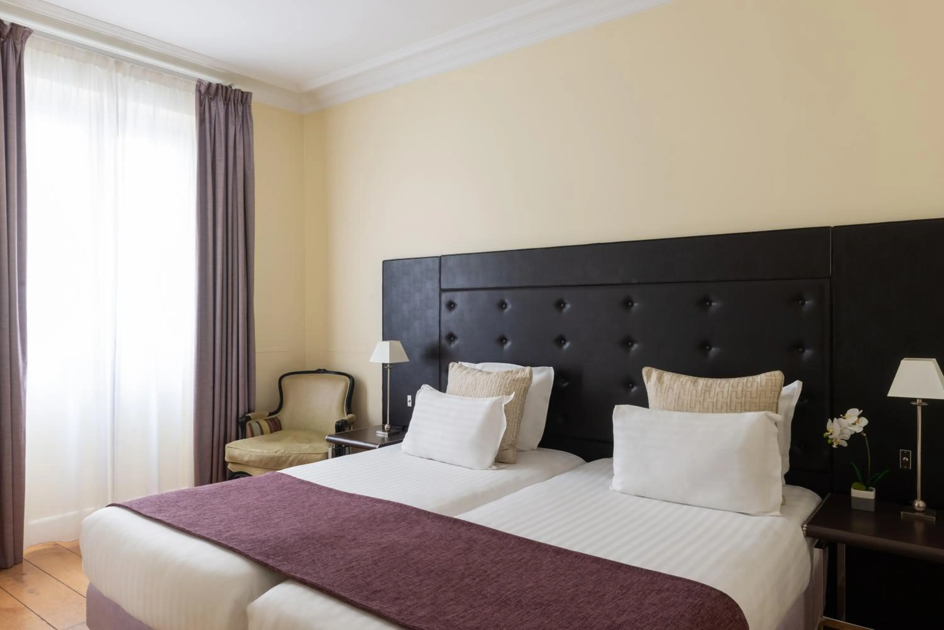 Bed in Le 123 Elysees - Astotel