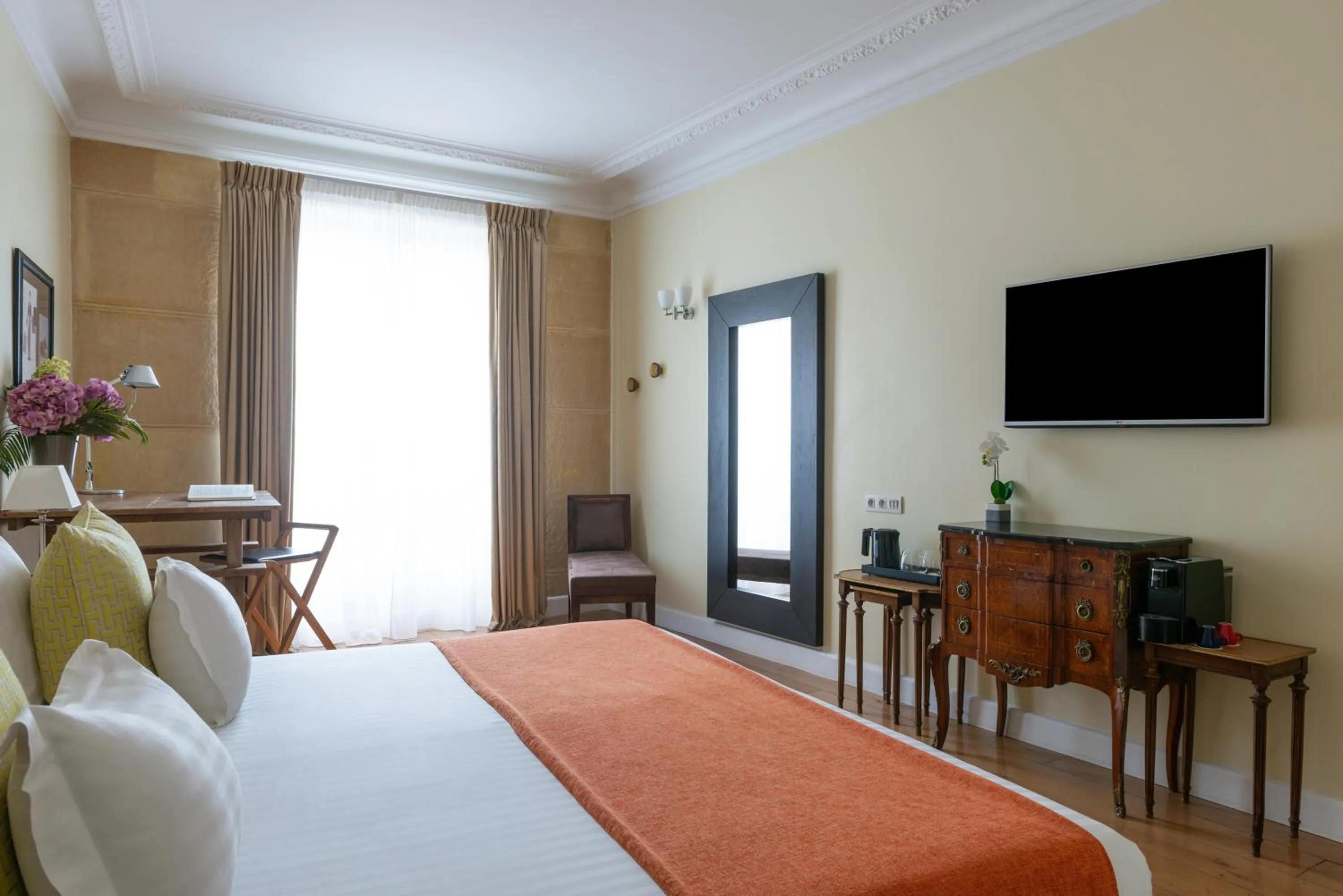 Bed in Le 123 Elysees - Astotel