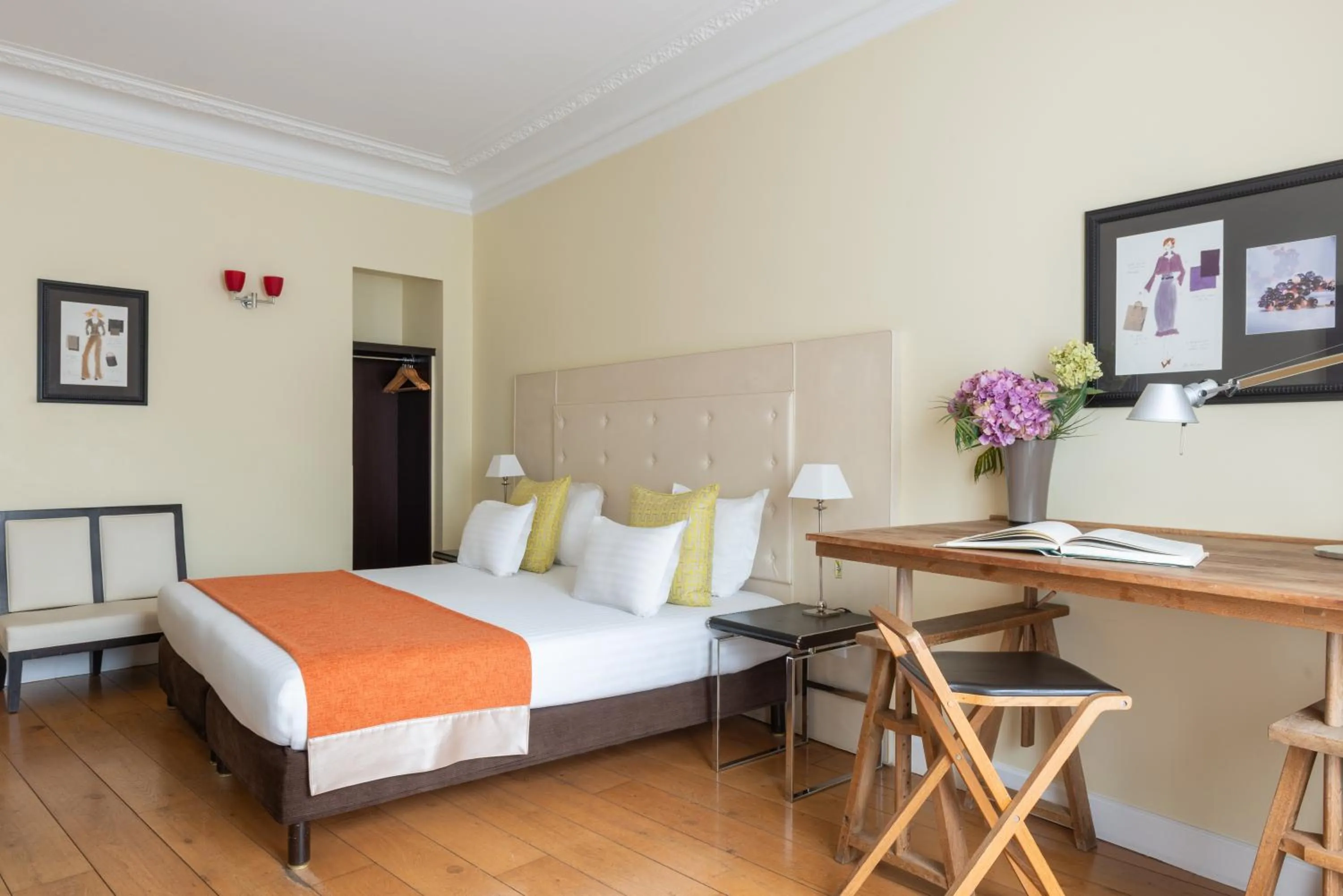 Bed in Le 123 Elysees - Astotel