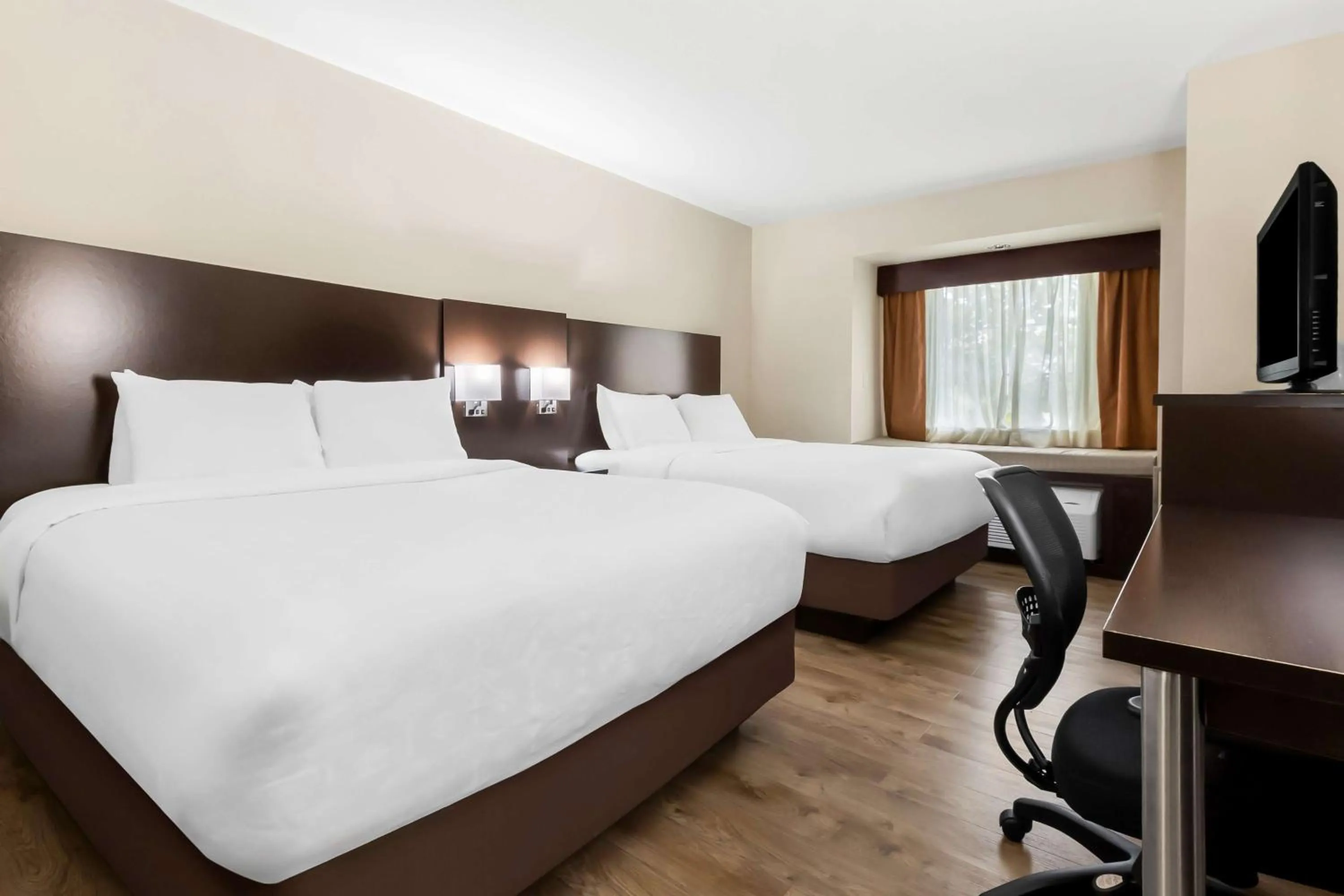 Bedroom, Bed in Best Western Patriots Point