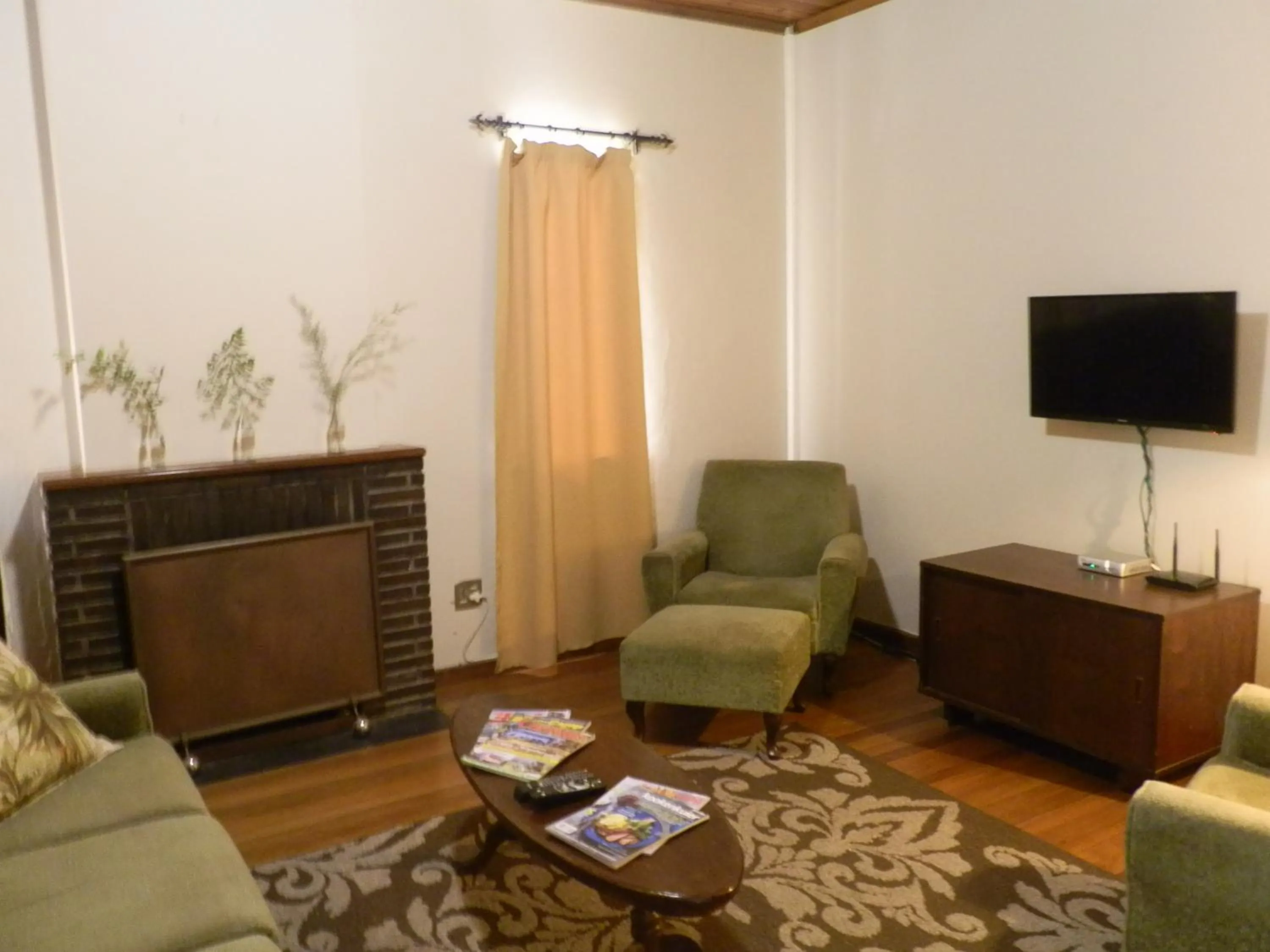 Communal lounge/ TV room in 10 on Fairview B&B