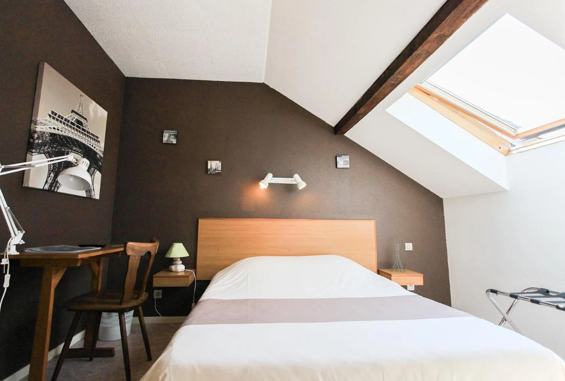 Photo of the whole room, Bed in Hotel Restaurant De La Poste Mulhouse Ottmarsheim