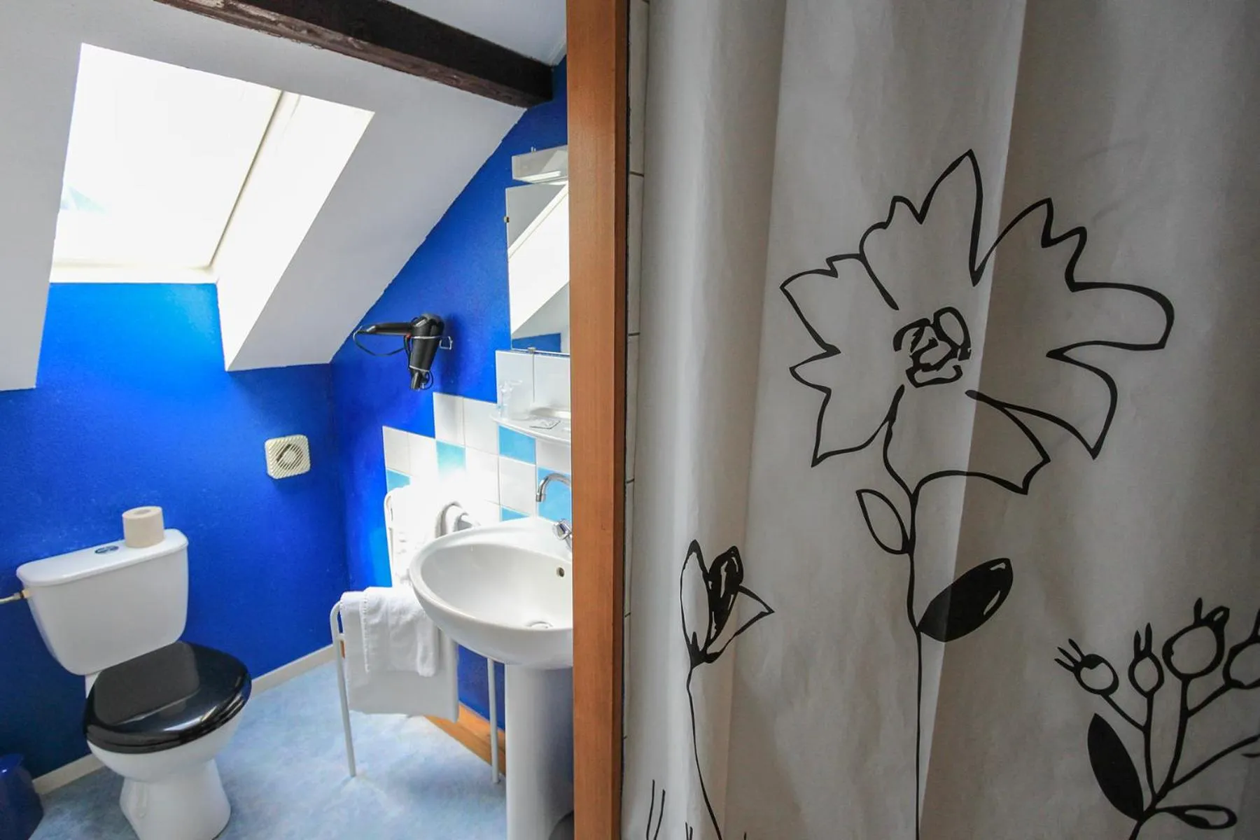 Bathroom in Hotel Restaurant De La Poste Mulhouse Ottmarsheim