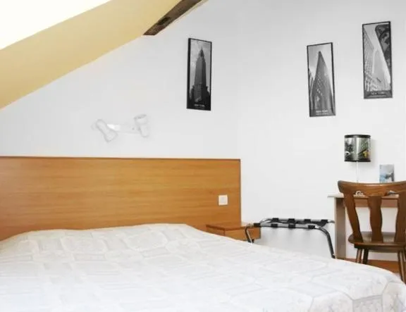 Bed in Hotel Restaurant De La Poste Mulhouse Ottmarsheim