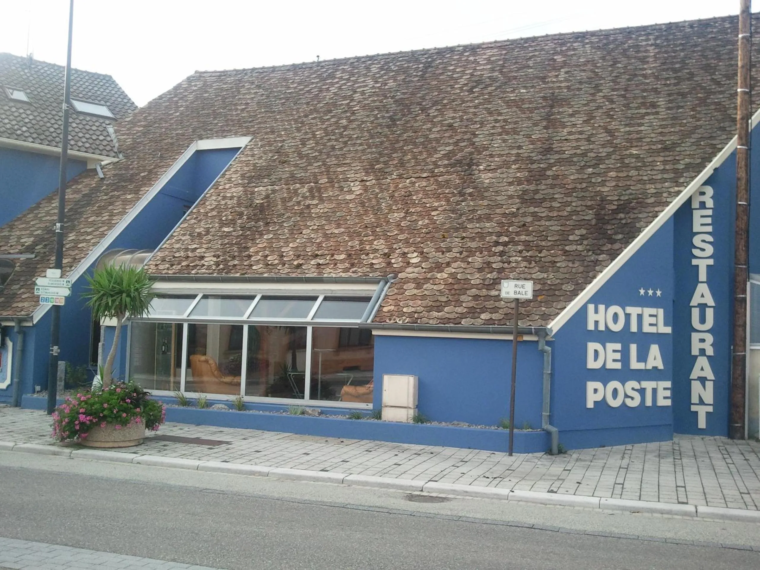 Facade/entrance in Hotel Restaurant De La Poste Mulhouse Ottmarsheim