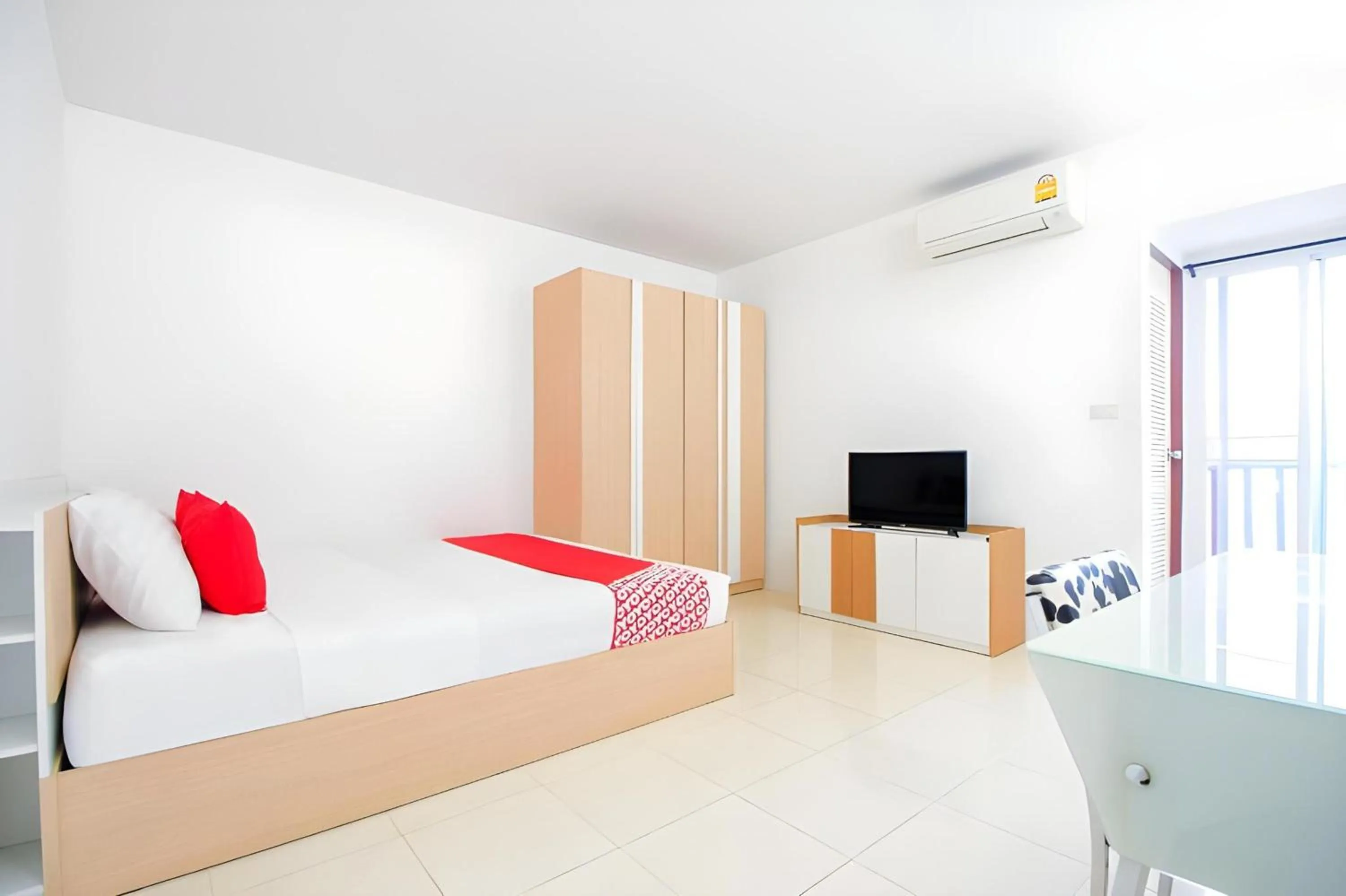 Photo of the whole room in Capital O 411 Grandview Condo 15